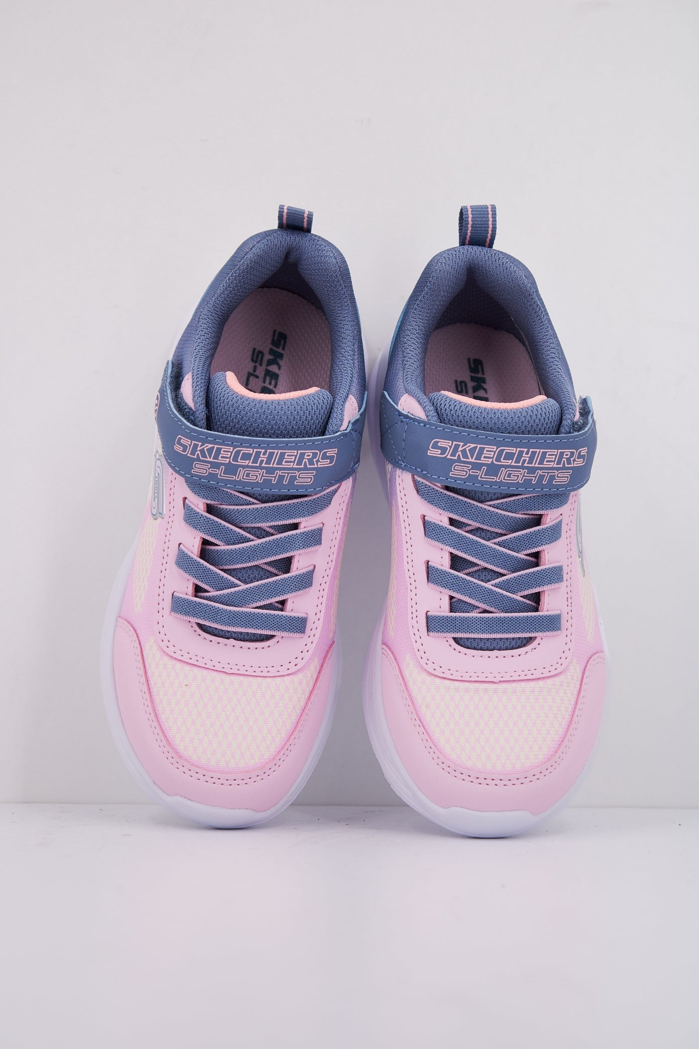 SKECHERS SOLA GLOW en color ROSA (3)