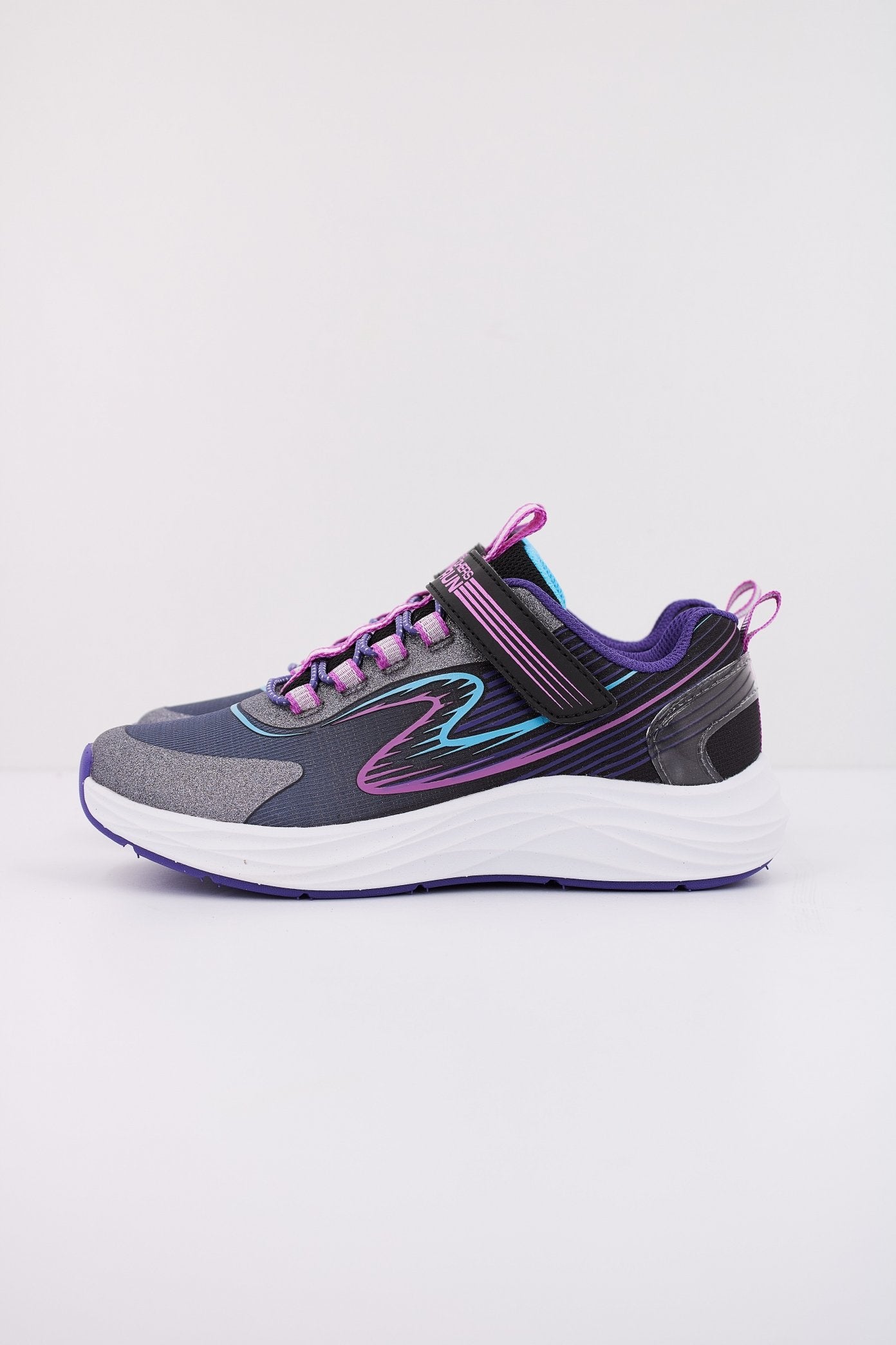 SKECHERS GO-RUN-ACCELERATE en color GRIS (1)