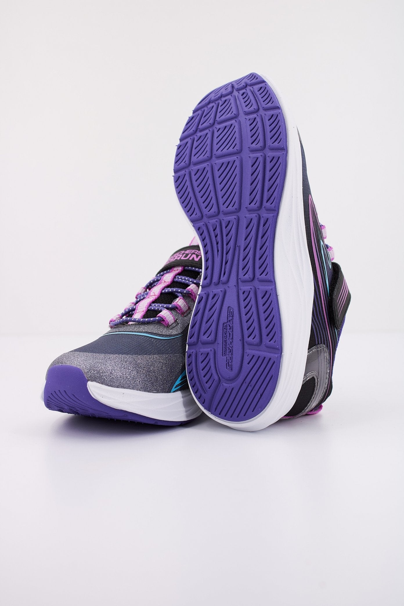 SKECHERS GO-RUN-ACCELERATE en color GRIS (5)