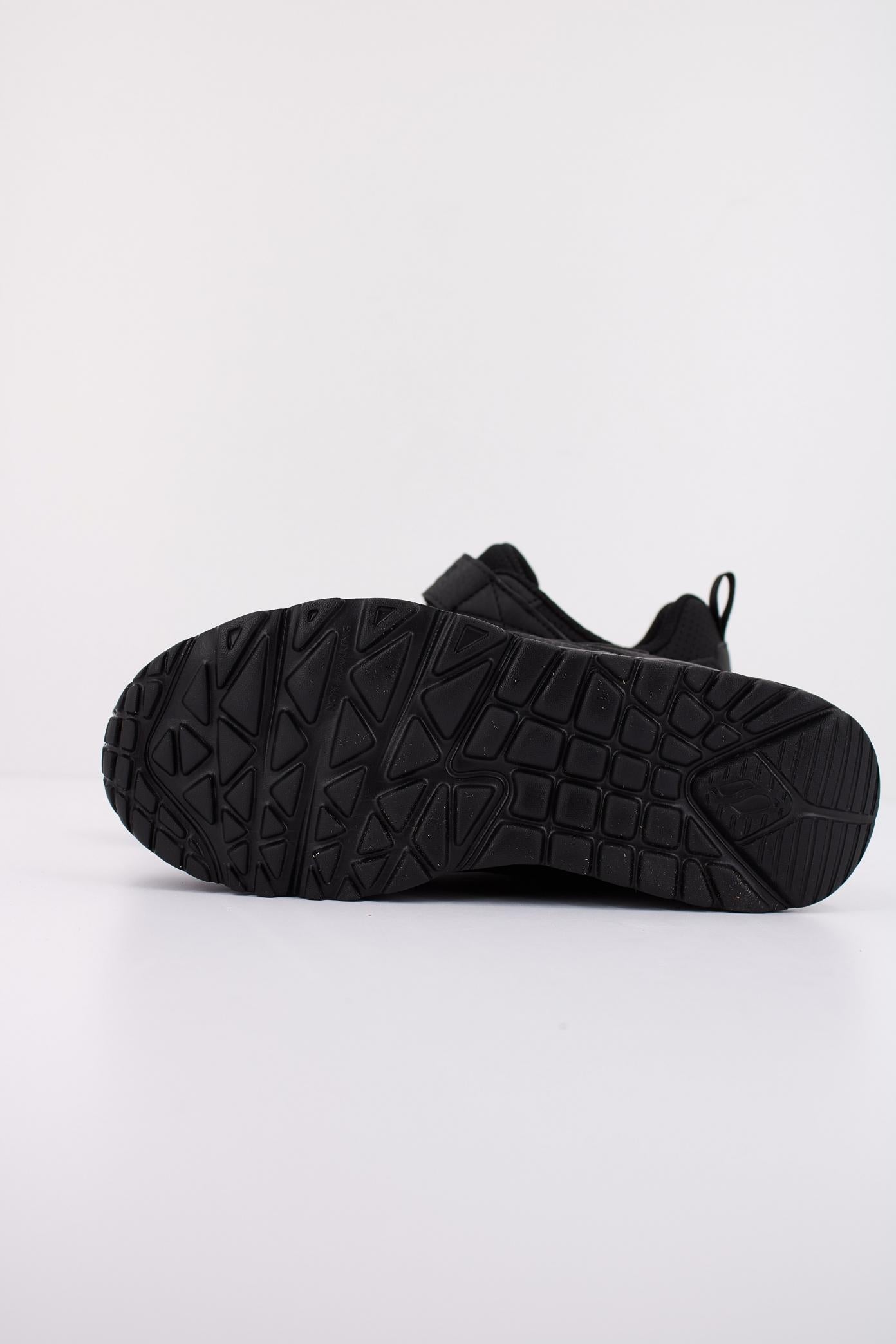 SKECHERS UNO LITE - ECHO SURGE en color NEGRO (5)