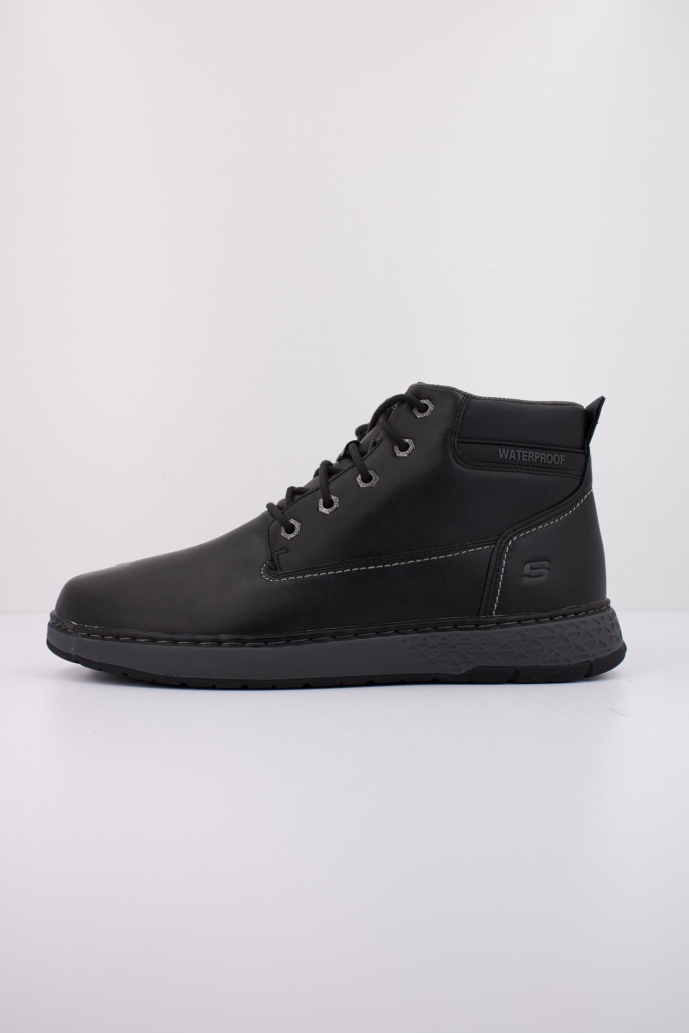 SKECHERS GARLAN - DENO en color NEGRO (1)