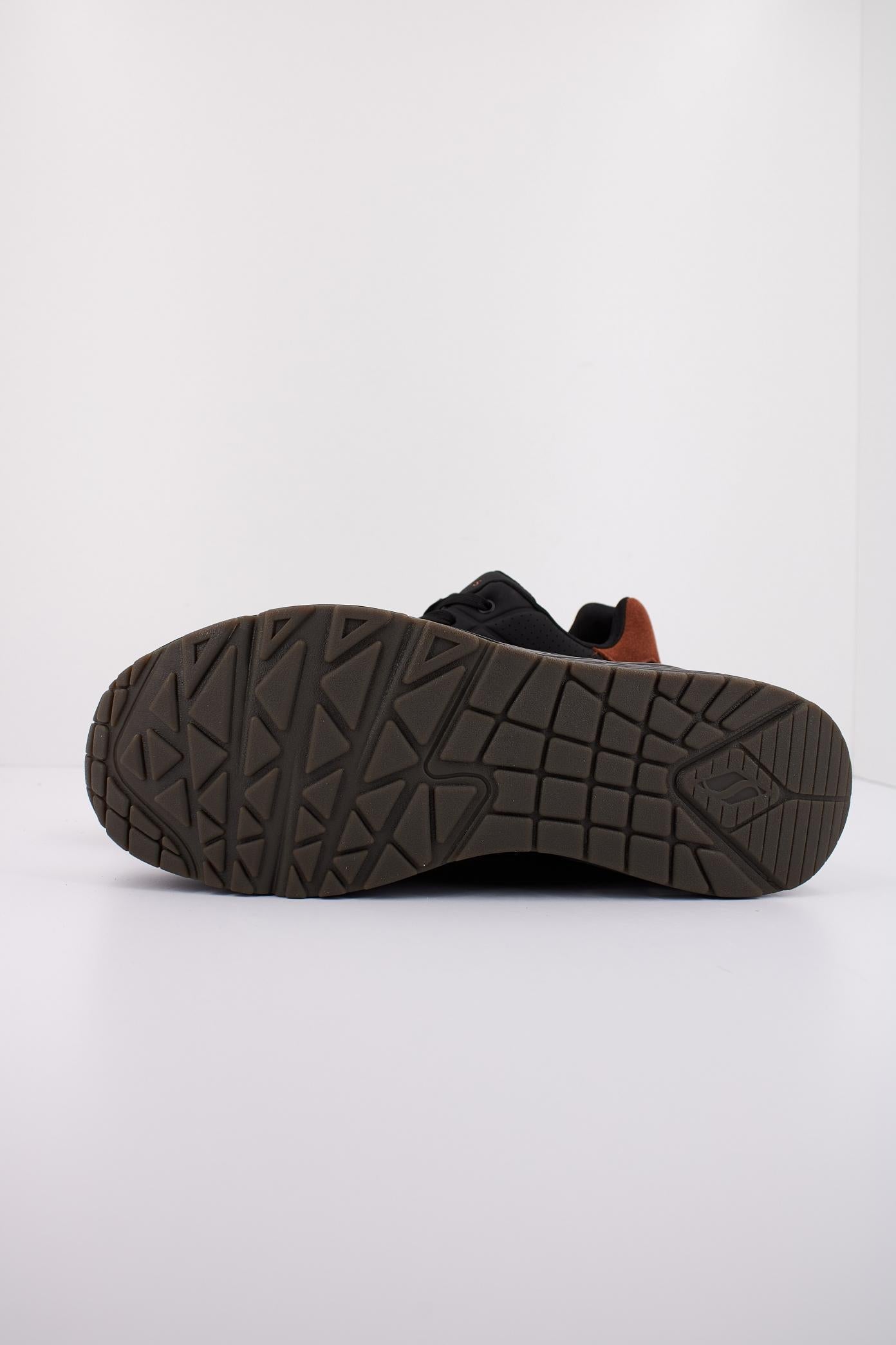 SKECHERS UNO - SUITED ON AIR en color NEGRO (5)