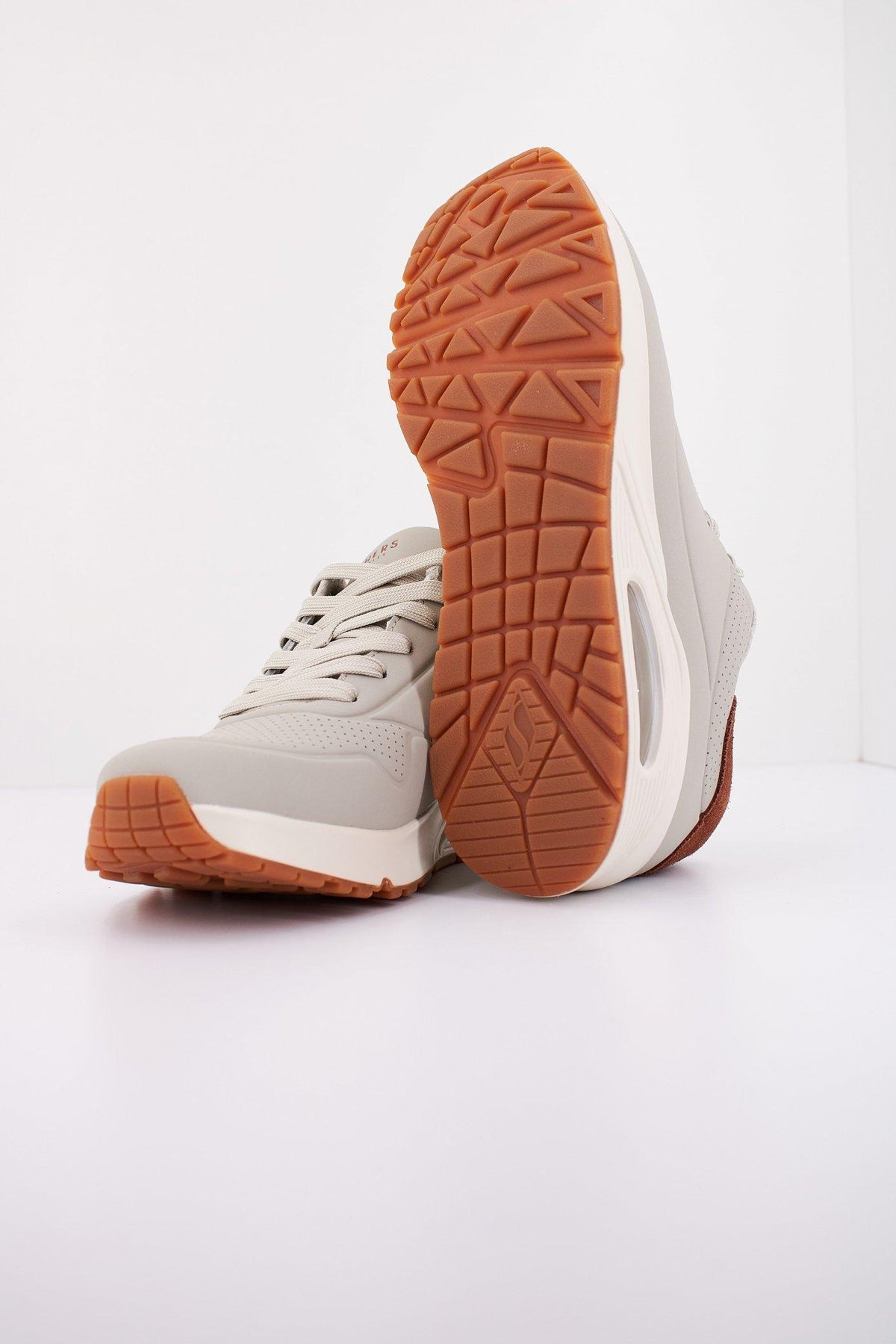 SKECHERS UNO - SUITED ON AIR en color GRIS (5)
