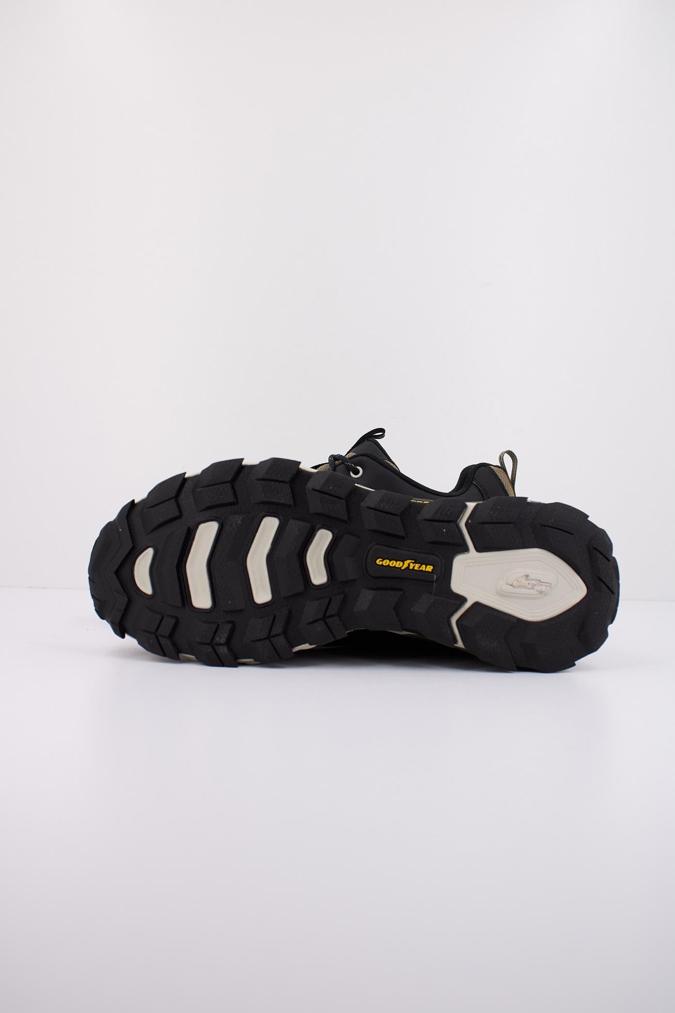 SKECHERS MAX PROTECT - FAST TRACK en color VERDE (5)
