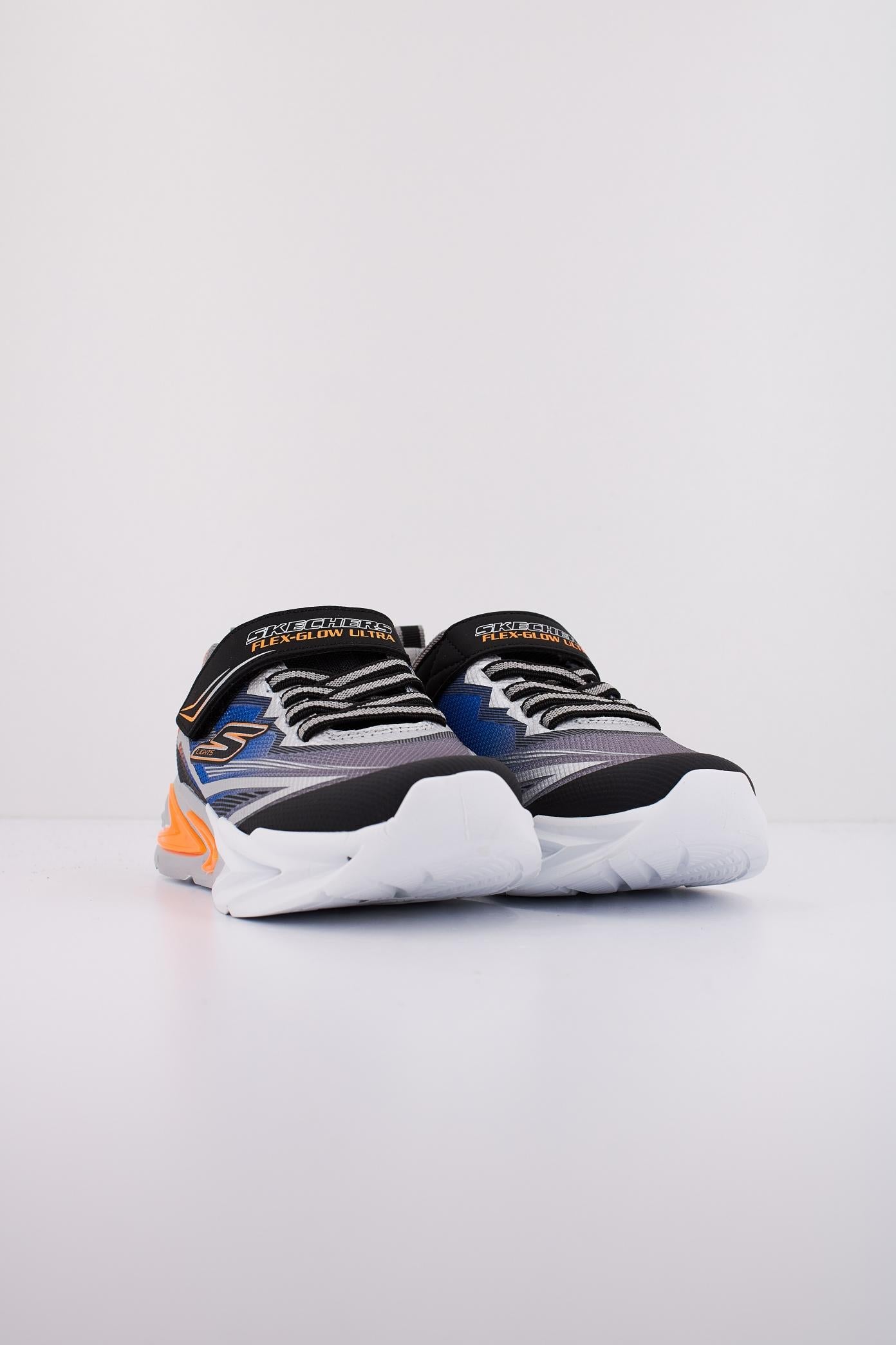 SKECHERS FLEX-GLOW ULTRA en color PLATA (2)