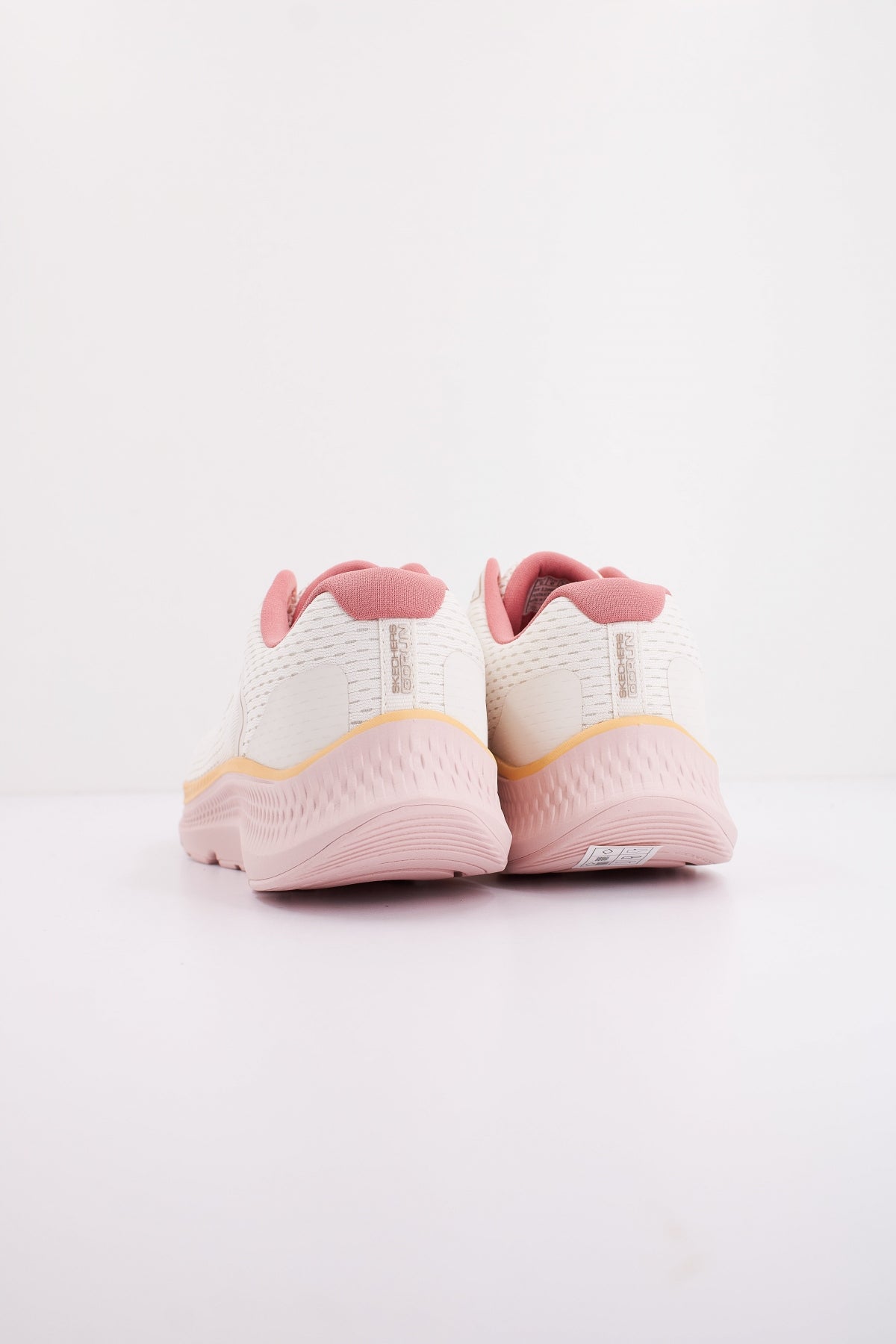 SKECHERS GO RUN CONSISTENT . en color BEIS (4)