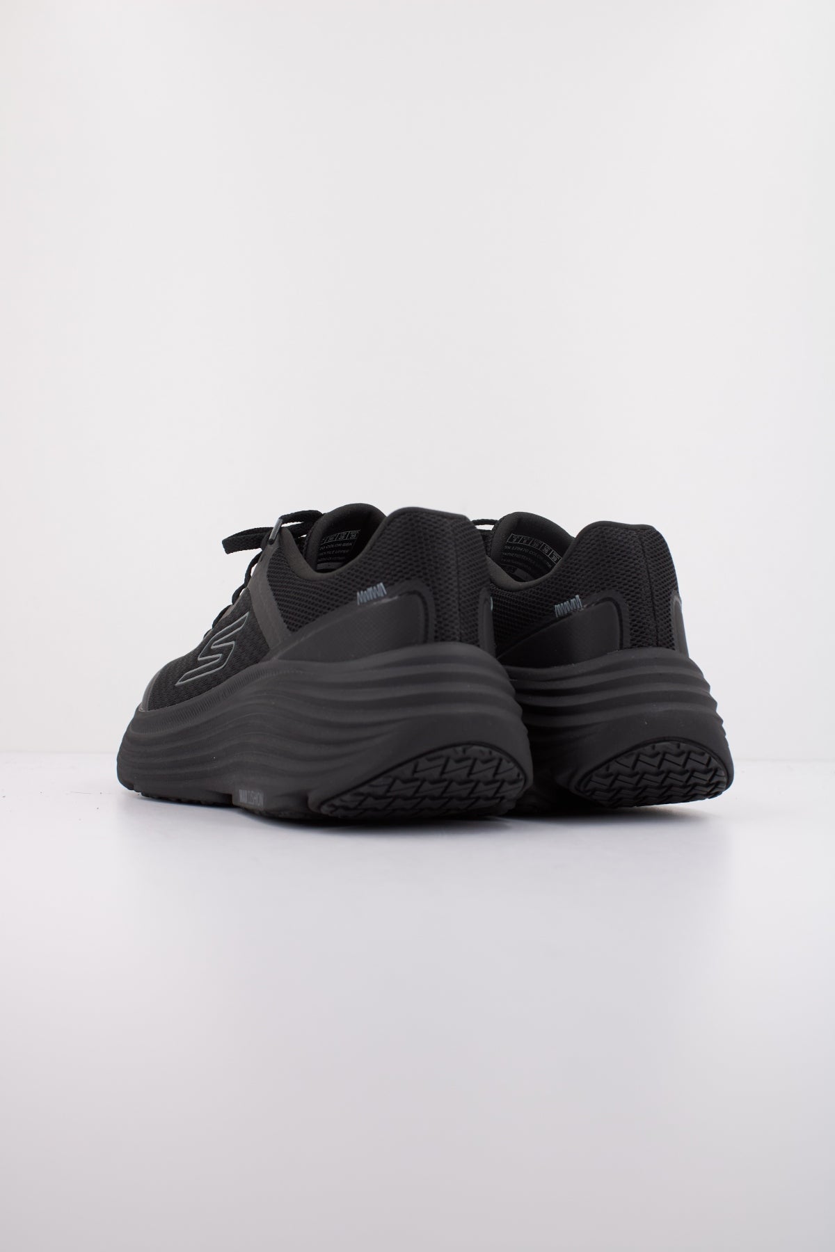 SKECHERS MAX CUSHIONING ENDEA en color NEGRO (4)