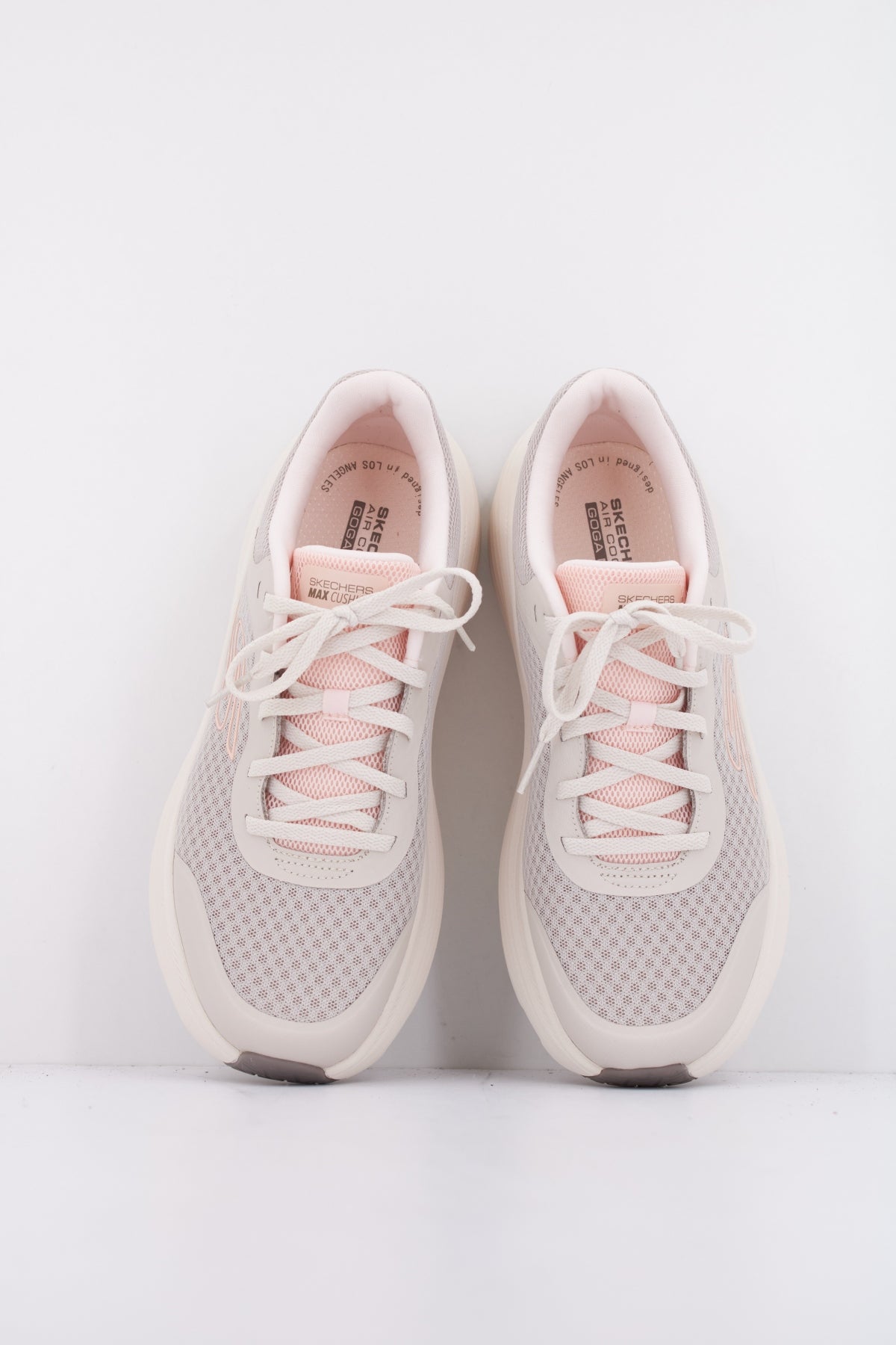 SKECHERS MAX CUSHIONING ENDEA en color BEIS (3)