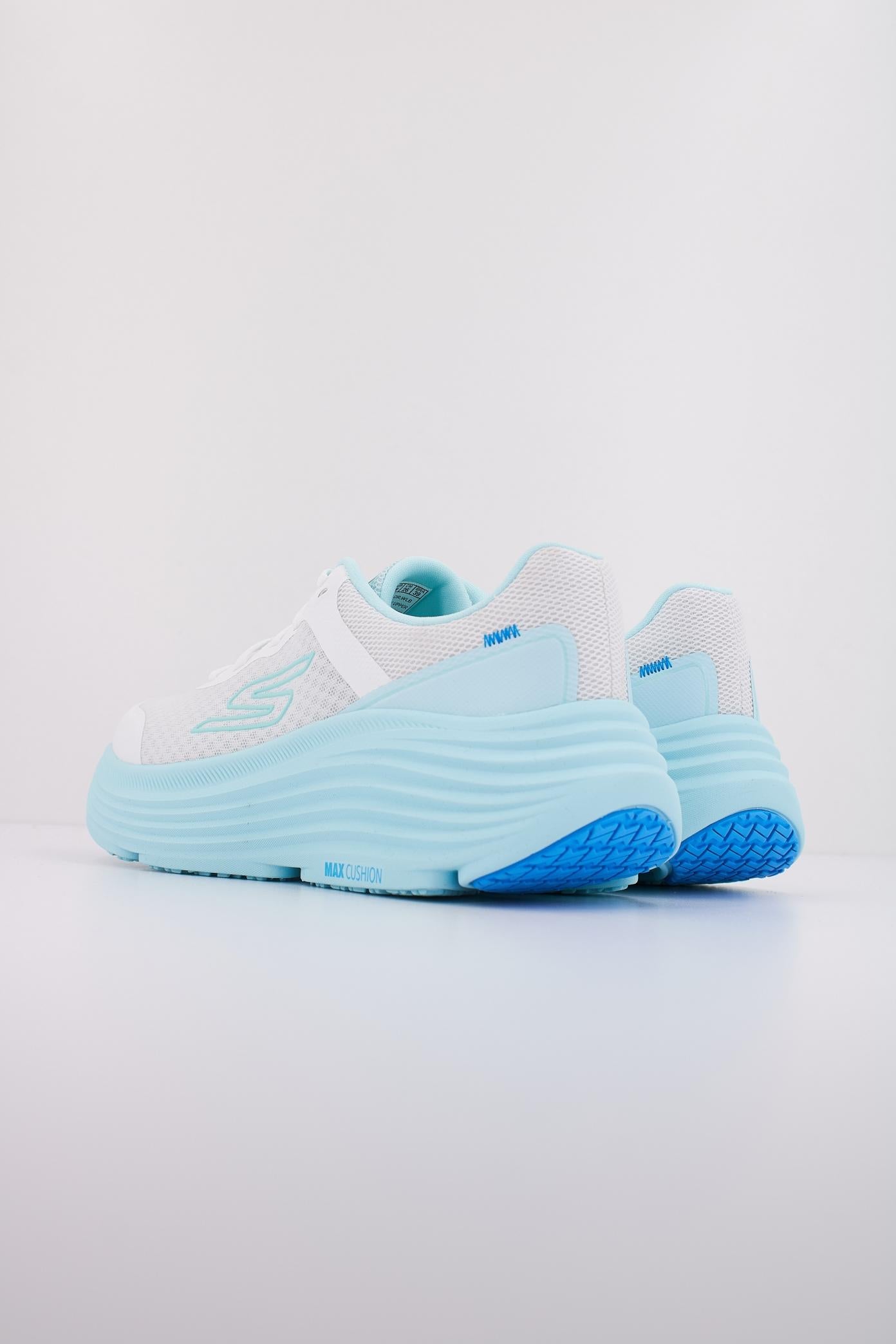 SKECHERS MAX CUSHIONING ENDEAVOUR en color BLANCO (4)