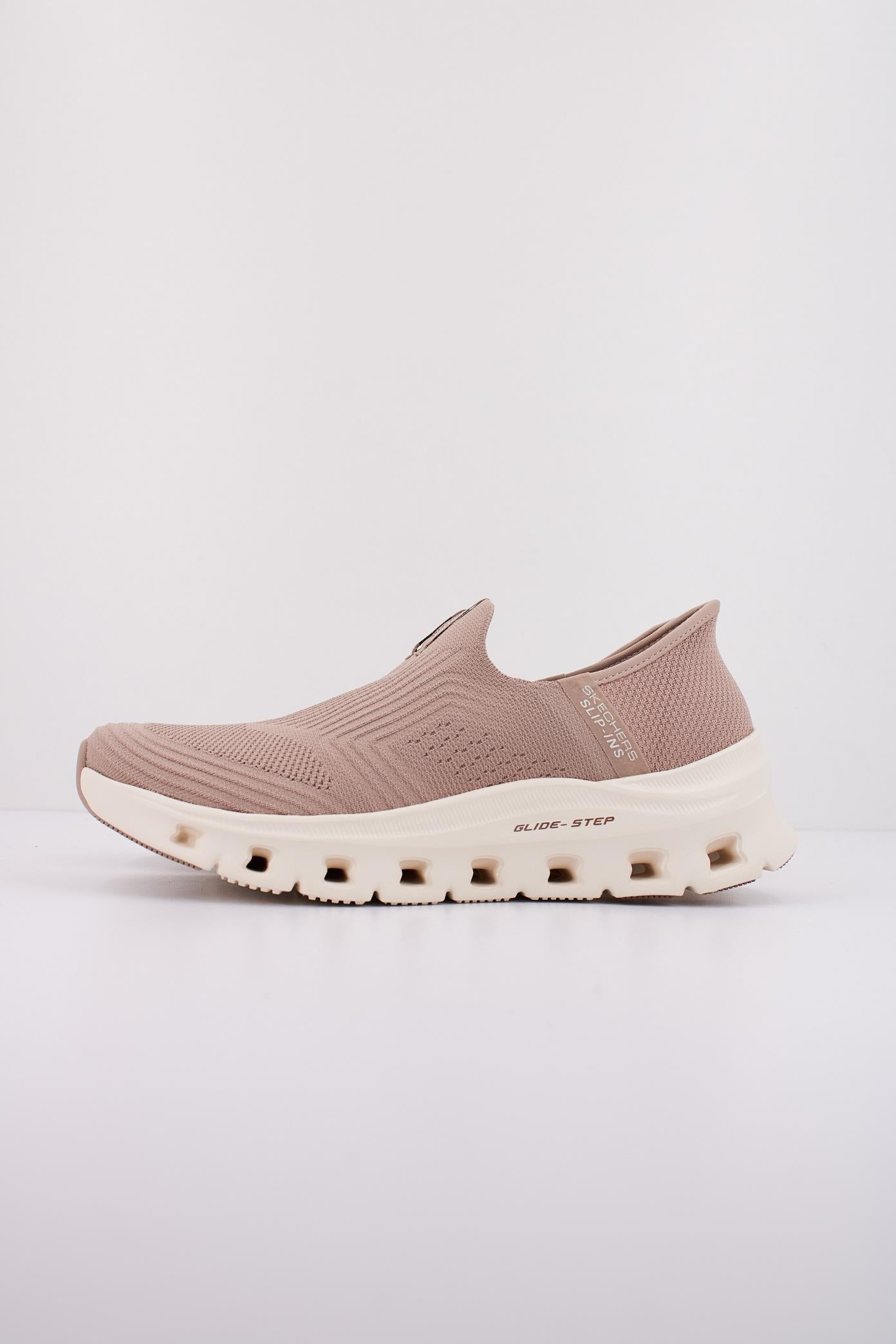SKECHERS GLIDE STEP PRO SLIP-INS en color MARRON CLARO (1)
