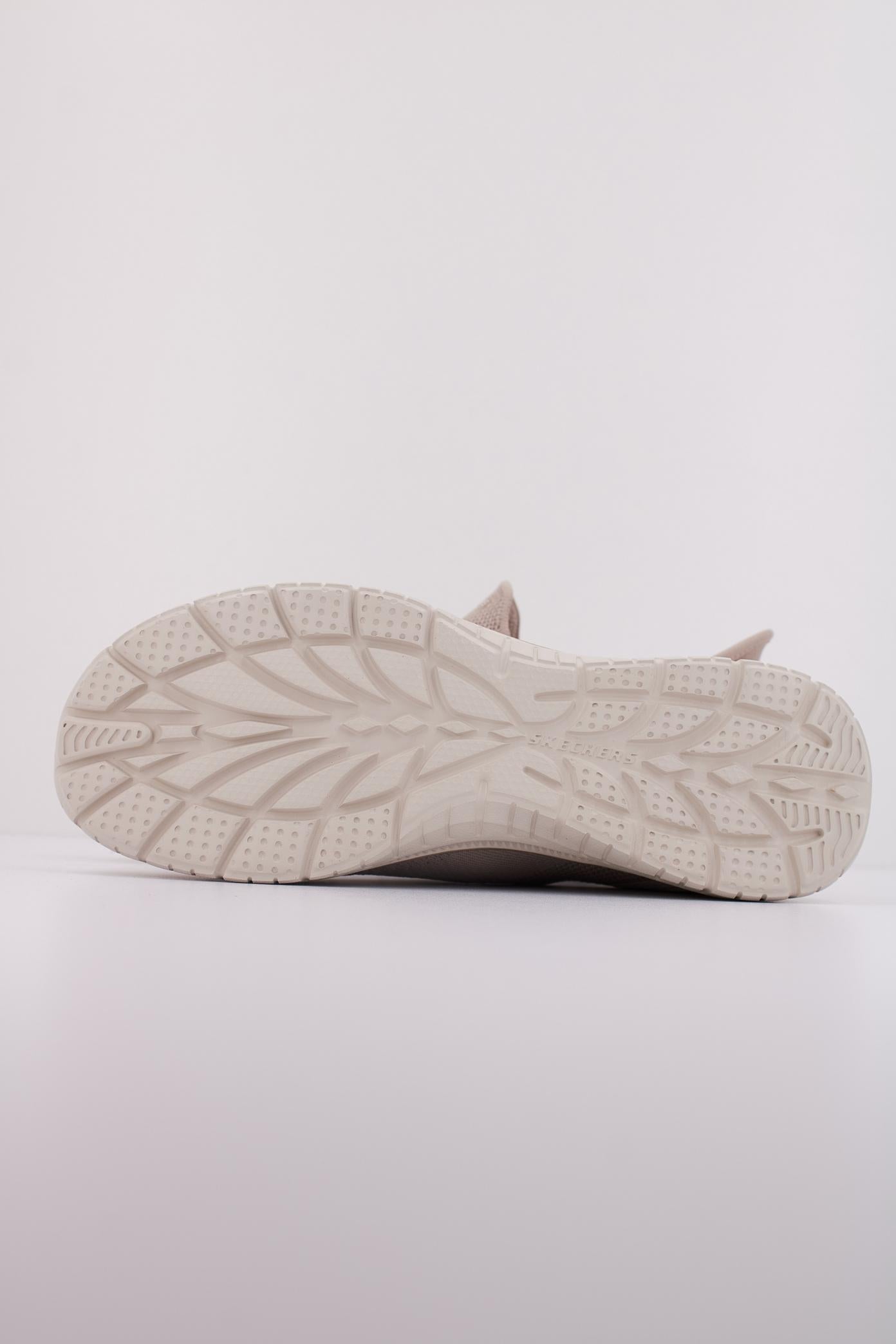SKECHERS SLIP-INS VIRTUE - SLEEK en color MARRON CLARO (5)