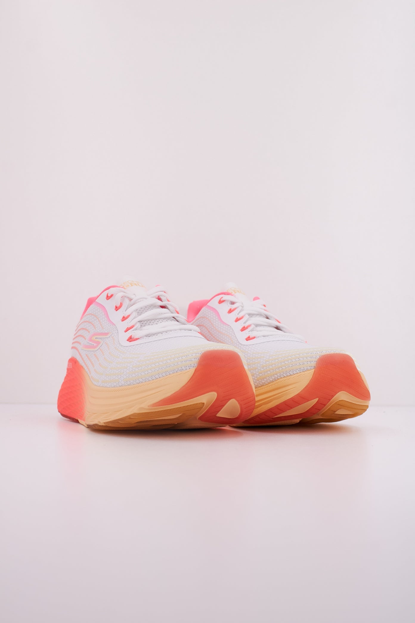 SKECHERS MAX CUSHIONING ELITE . en color BLANCO (2)