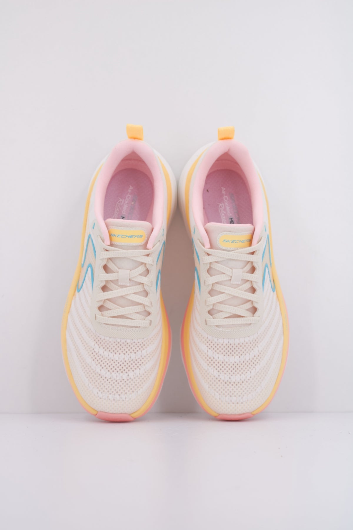SKECHERS D'LUX VAPOR COOL BREEZE en color BEIS (3)