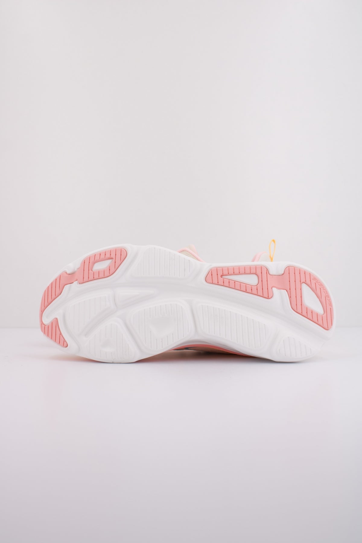 SKECHERS D'LUX VAPOR COOL BREEZE en color BEIS (5)
