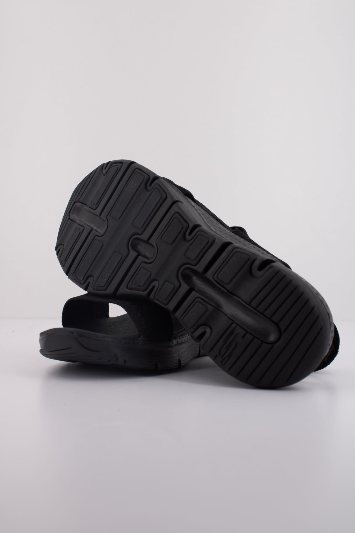 SKECHERS ARCH FIT en color NEGRO (5)