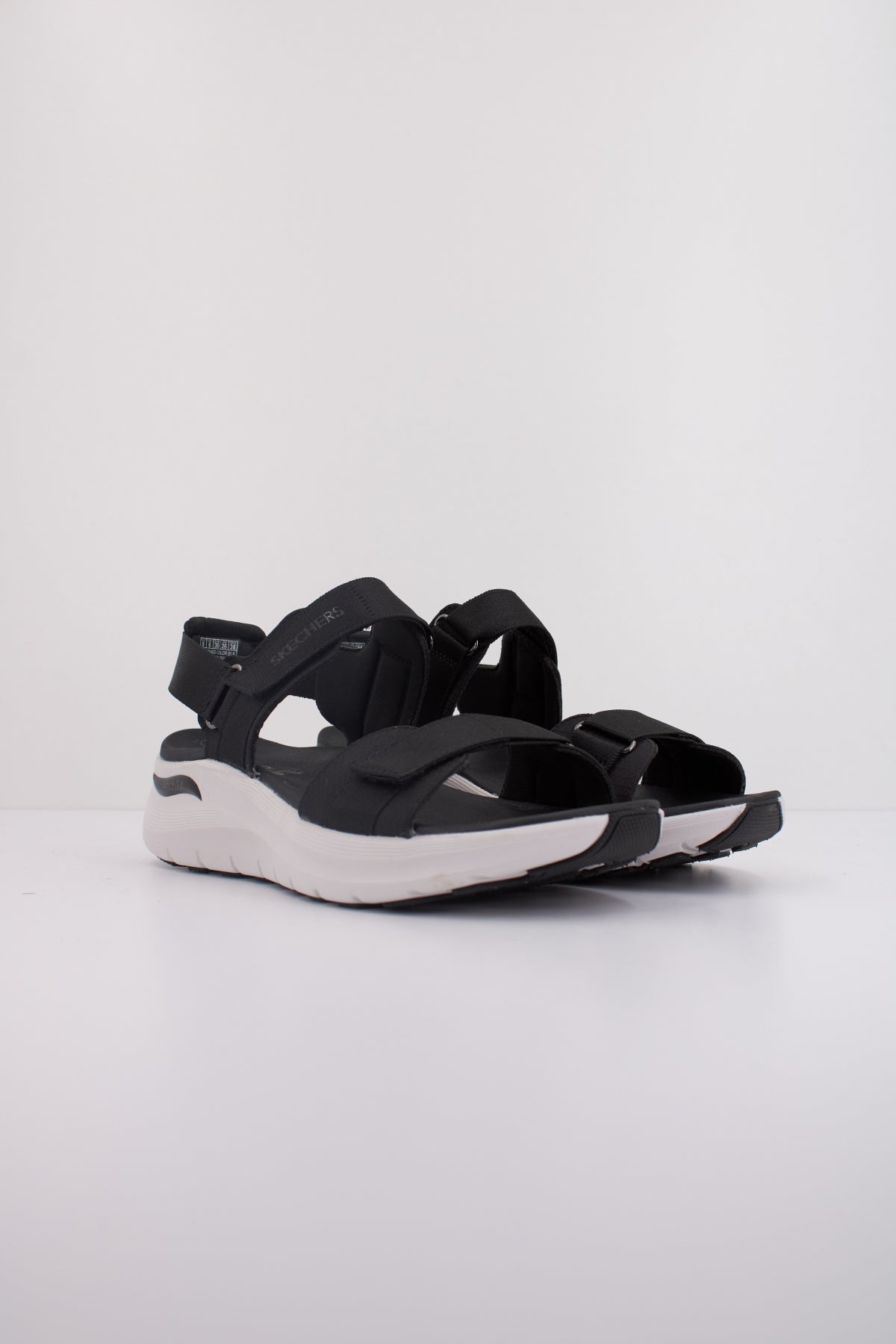 SKECHERS ARCH FIT . en color NEGRO (2)
