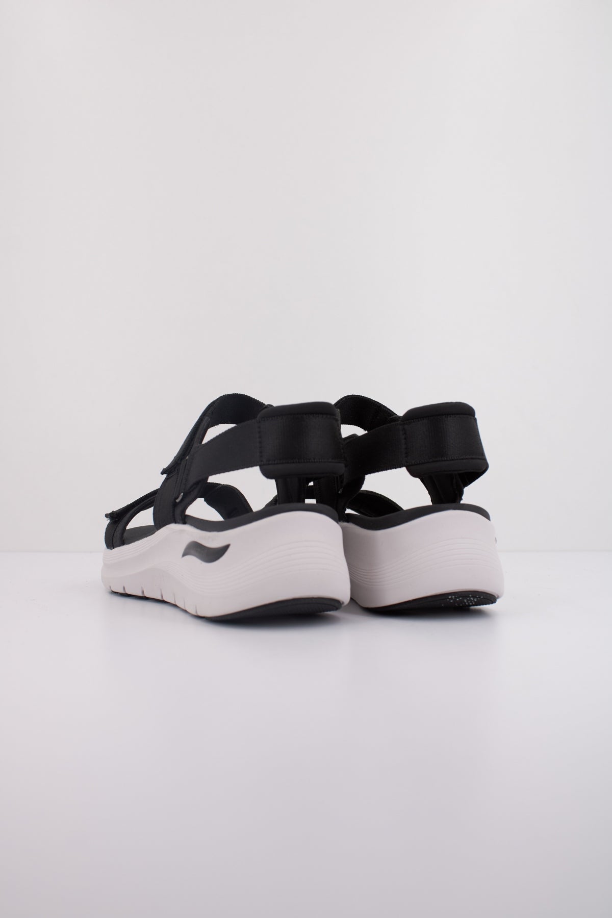 SKECHERS ARCH FIT . en color NEGRO (4)