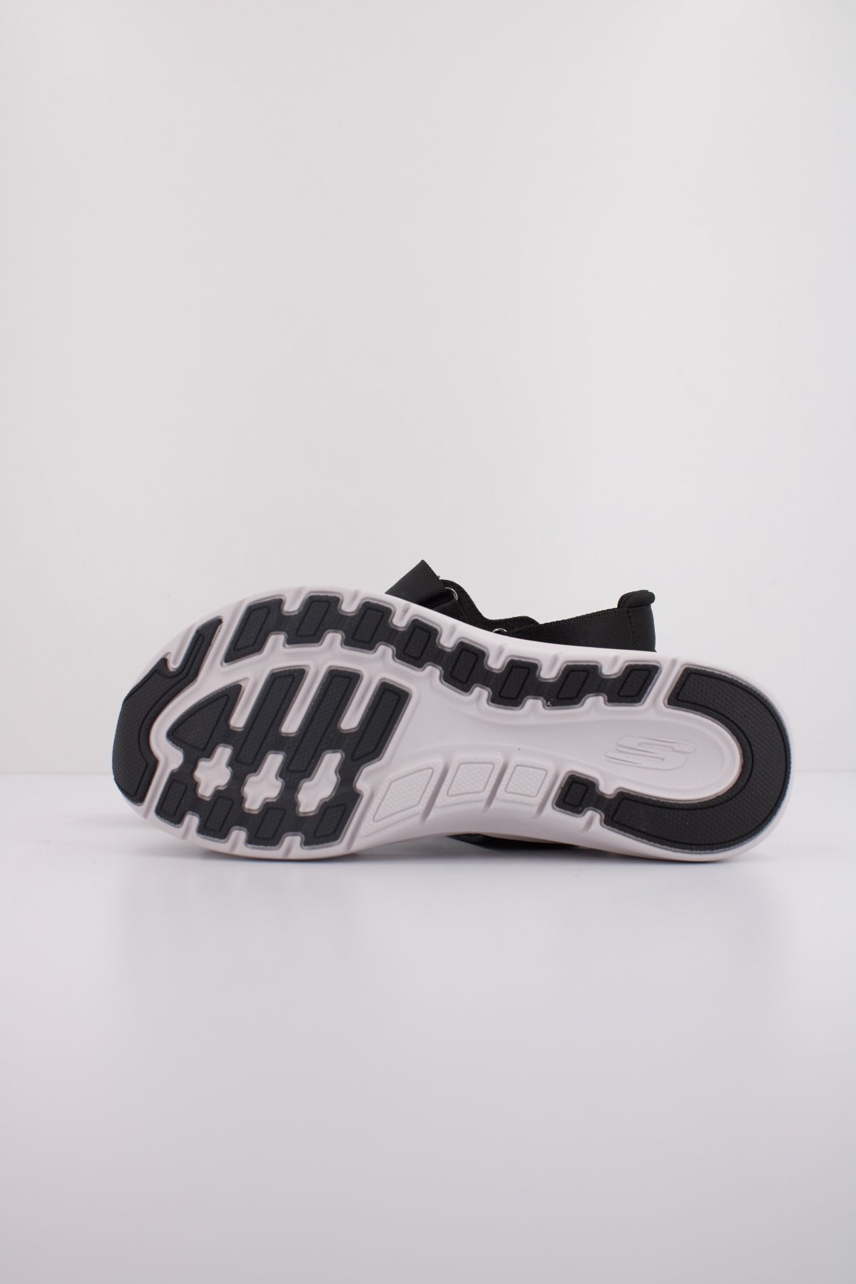 SKECHERS ARCH FIT . en color NEGRO (5)