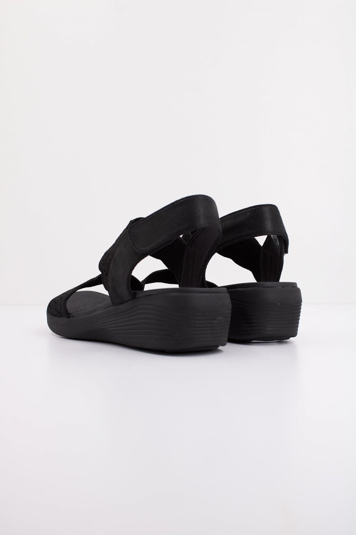 SKECHERS ARYA en color NEGRO (4)