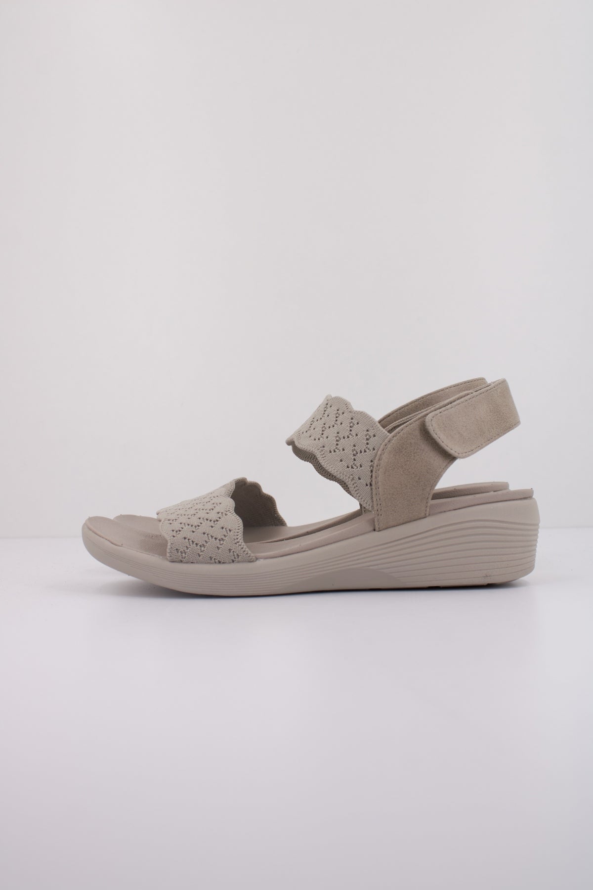 SKECHERS ARYA en color BEIS (1)