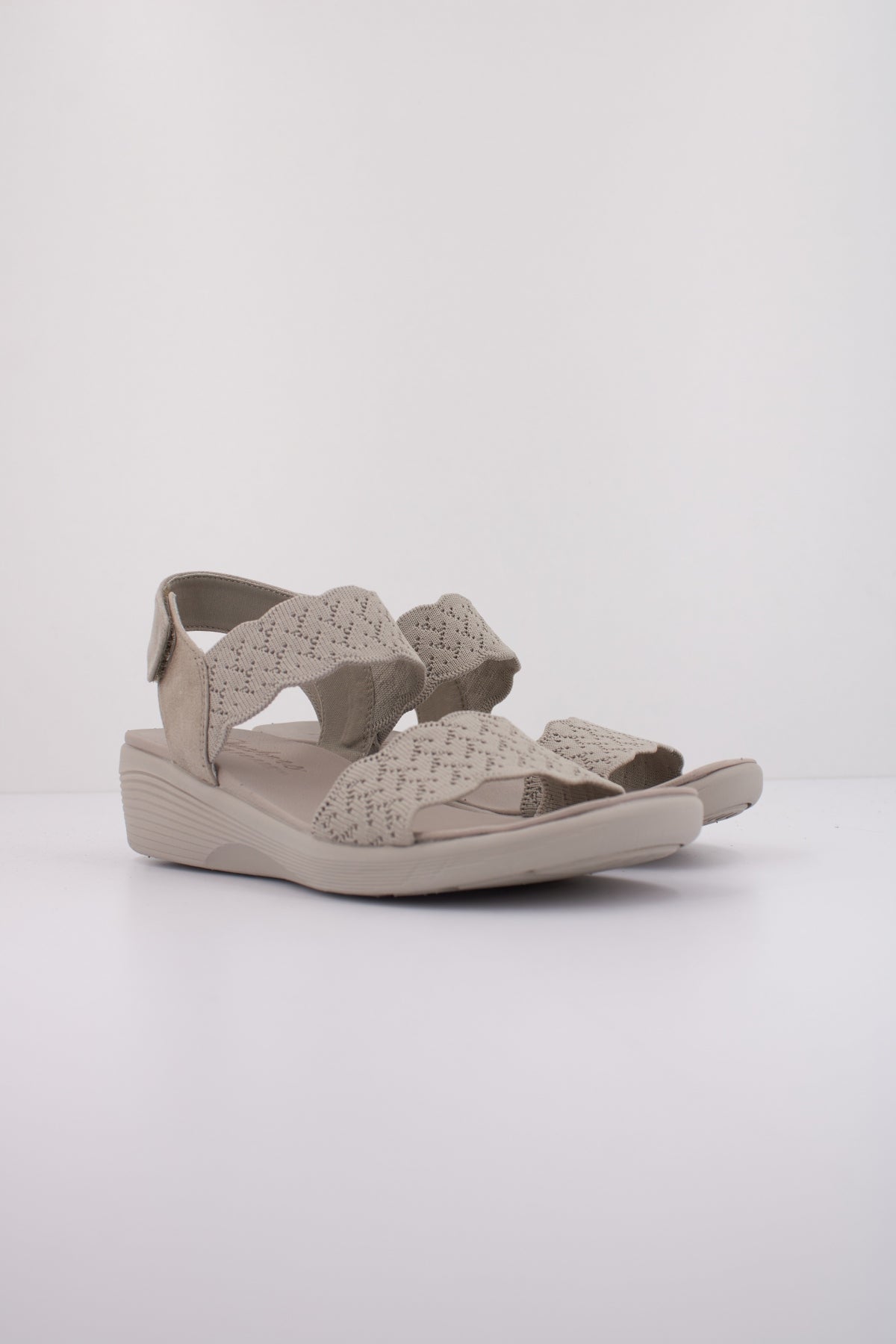 SKECHERS ARYA en color BEIS (2)