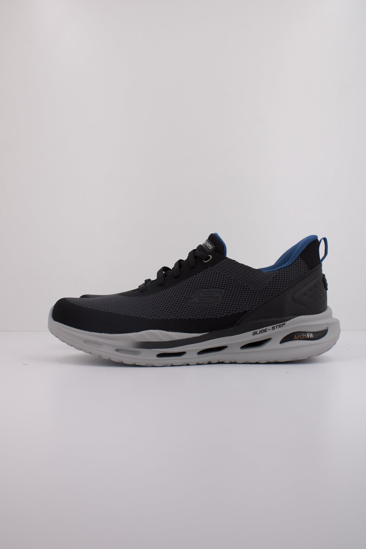 SKECHERS ARCH FIT ORVAN en color NEGRO (1)