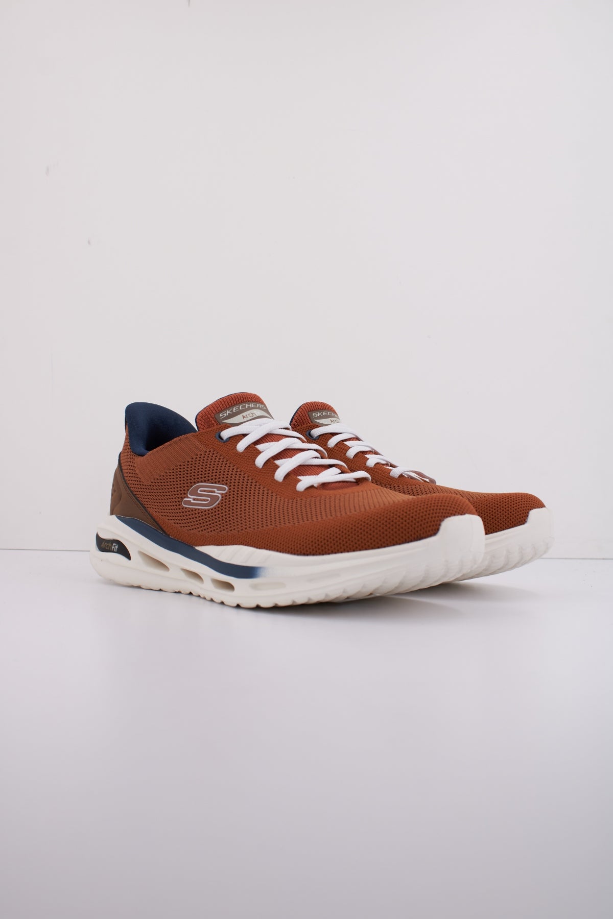 SKECHERS ARCH FIT ORVAN SLIP-INS en color MARRON (2)