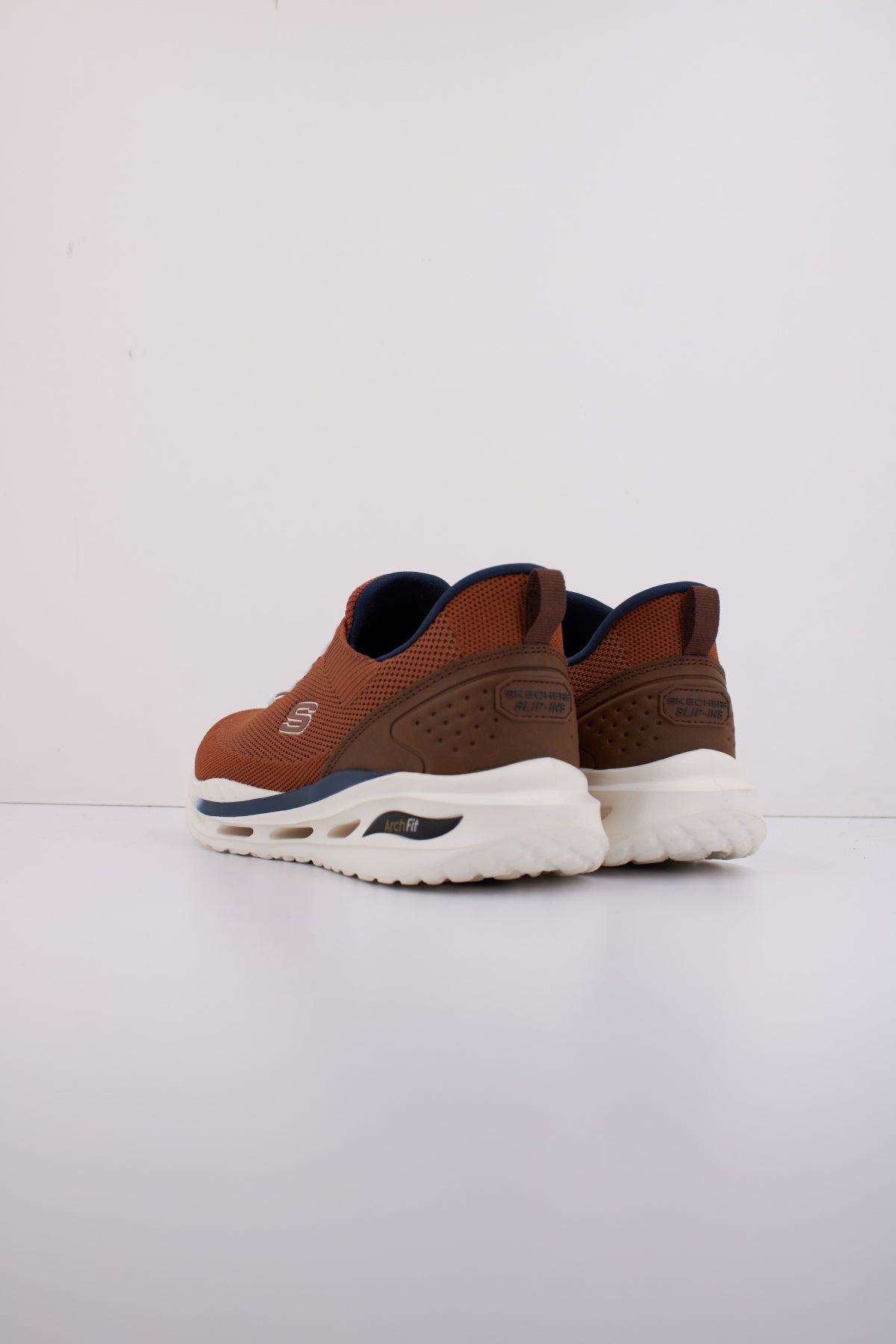 SKECHERS ARCH FIT ORVAN SLIP-INS en color MARRON (4)