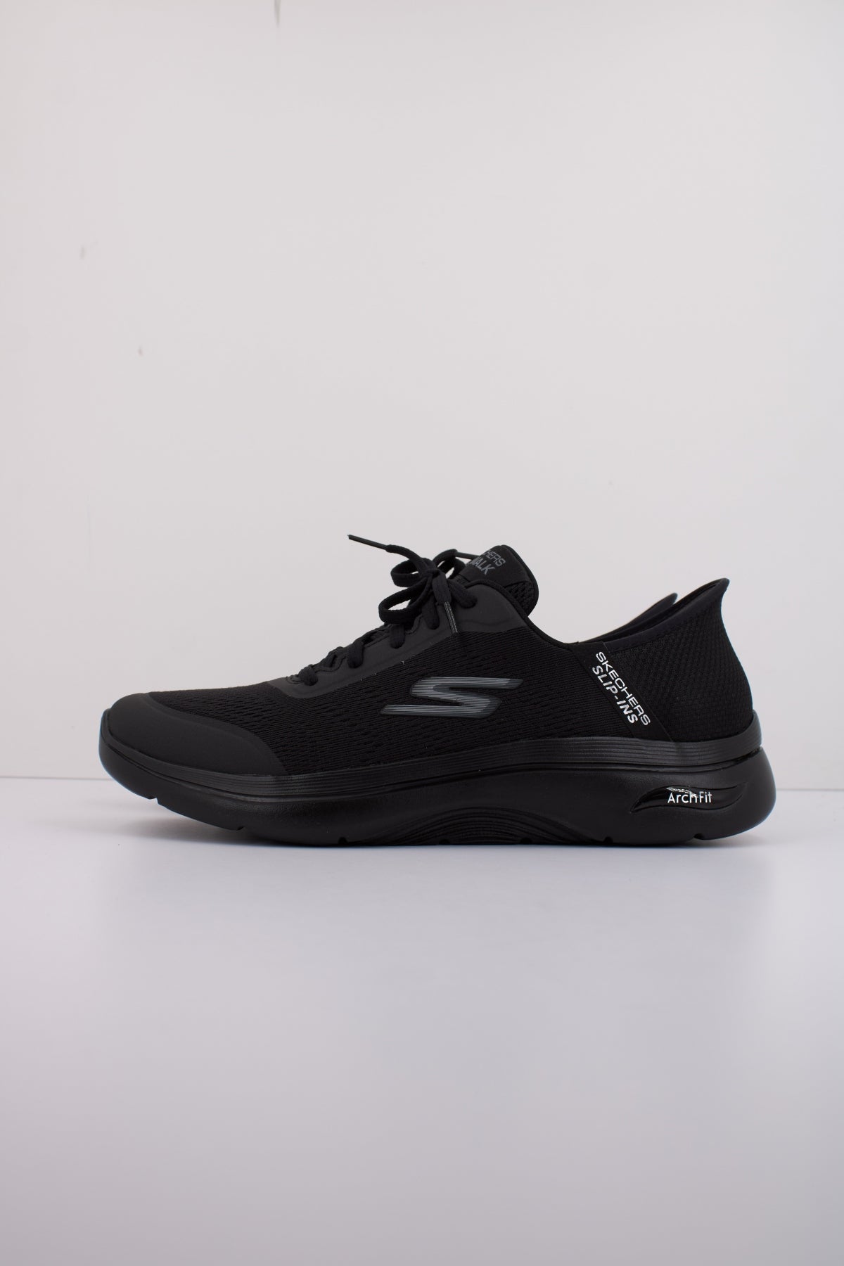 SKECHERS GO WALK ARCH . en color NEGRO (1)