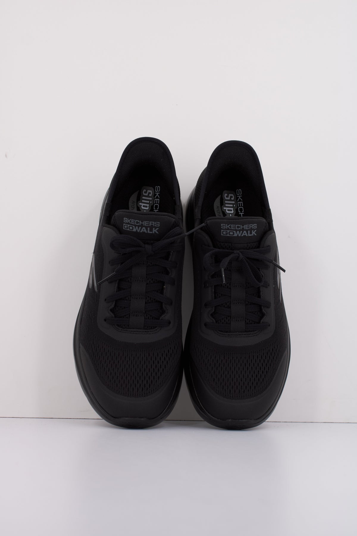 SKECHERS GO WALK ARCH . en color NEGRO (3)