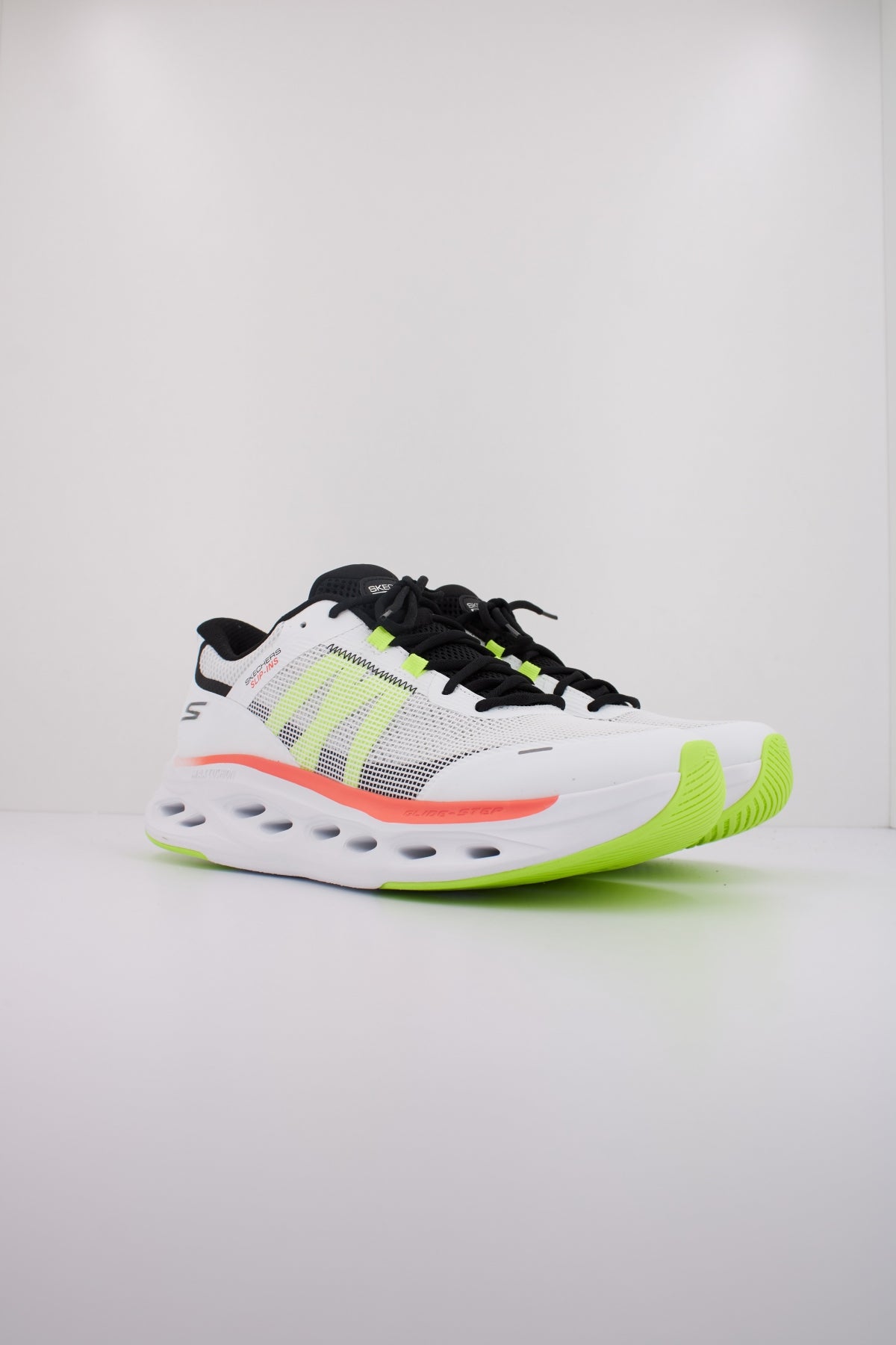 SKECHERS MAX XUSHIONING GLIDE en color BLANCO (2)