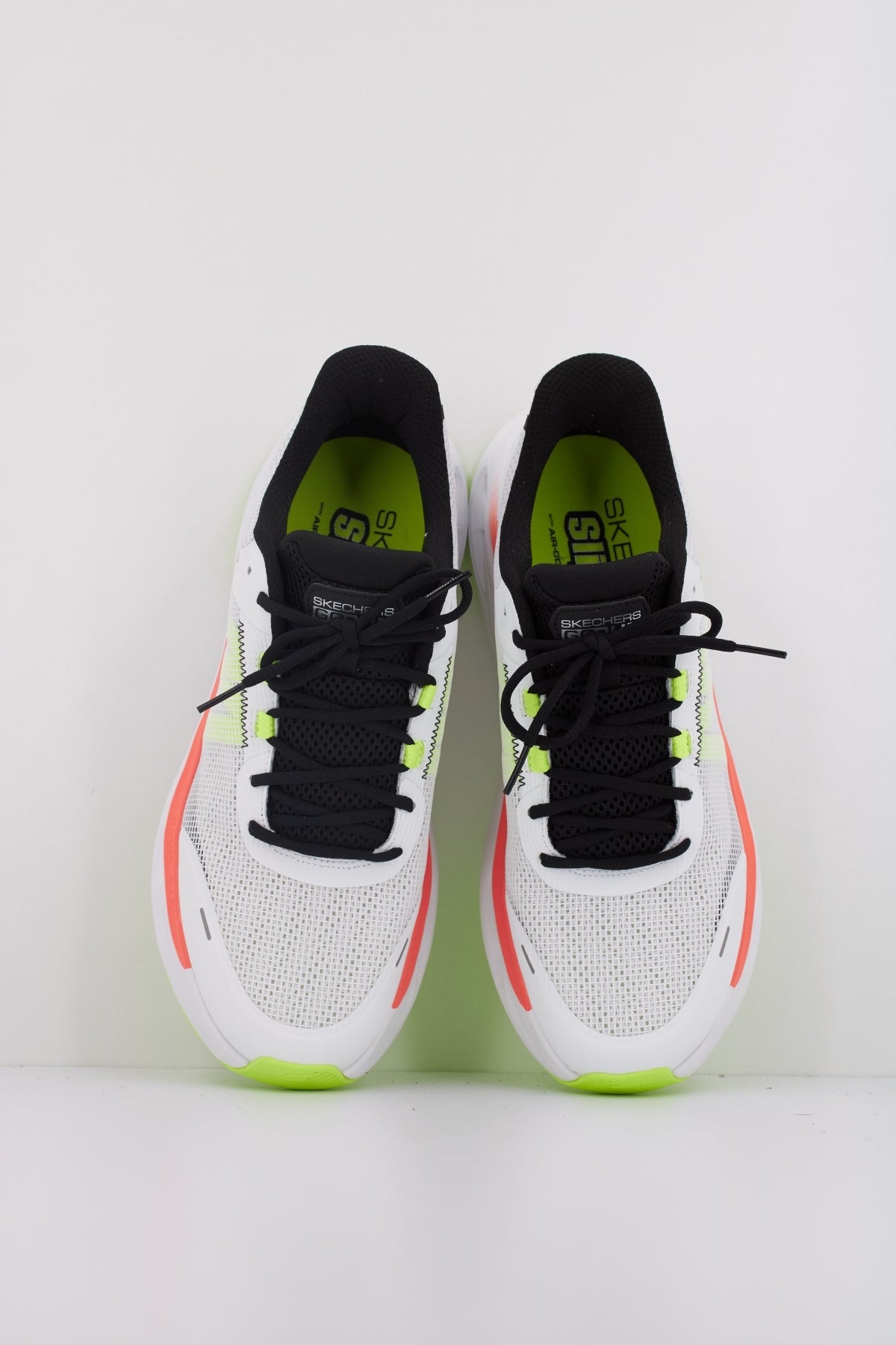 SKECHERS MAX XUSHIONING GLIDE en color BLANCO (3)