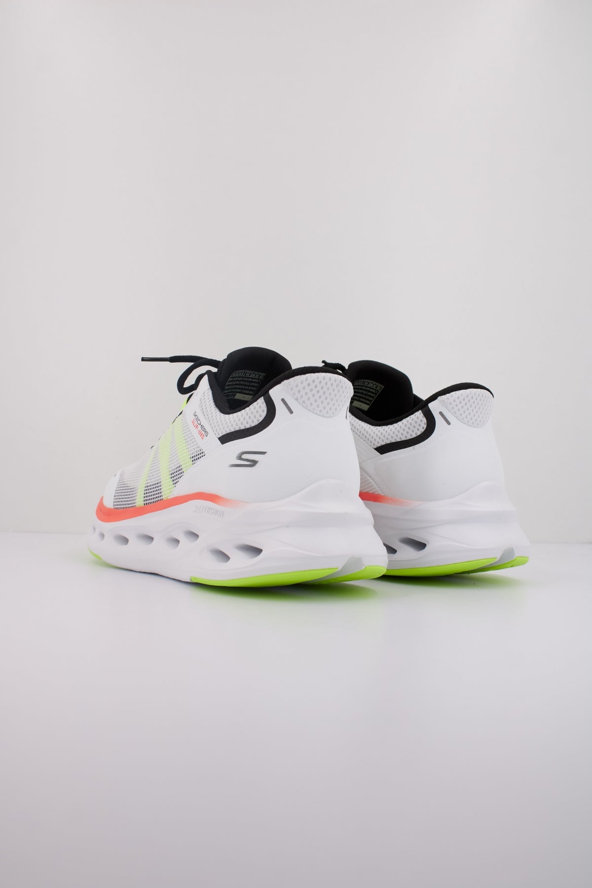 SKECHERS MAX XUSHIONING GLIDE en color BLANCO (4)