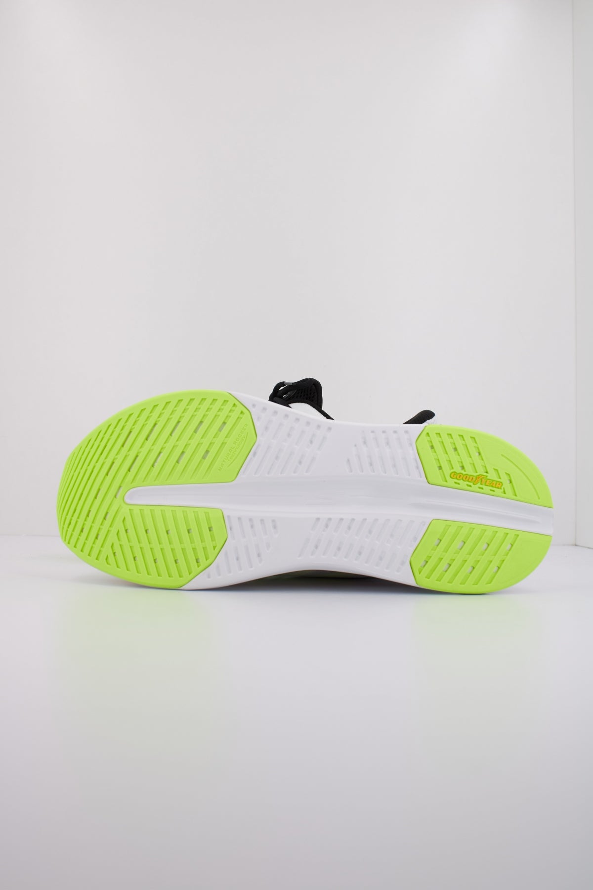 SKECHERS MAX XUSHIONING GLIDE en color BLANCO (5)