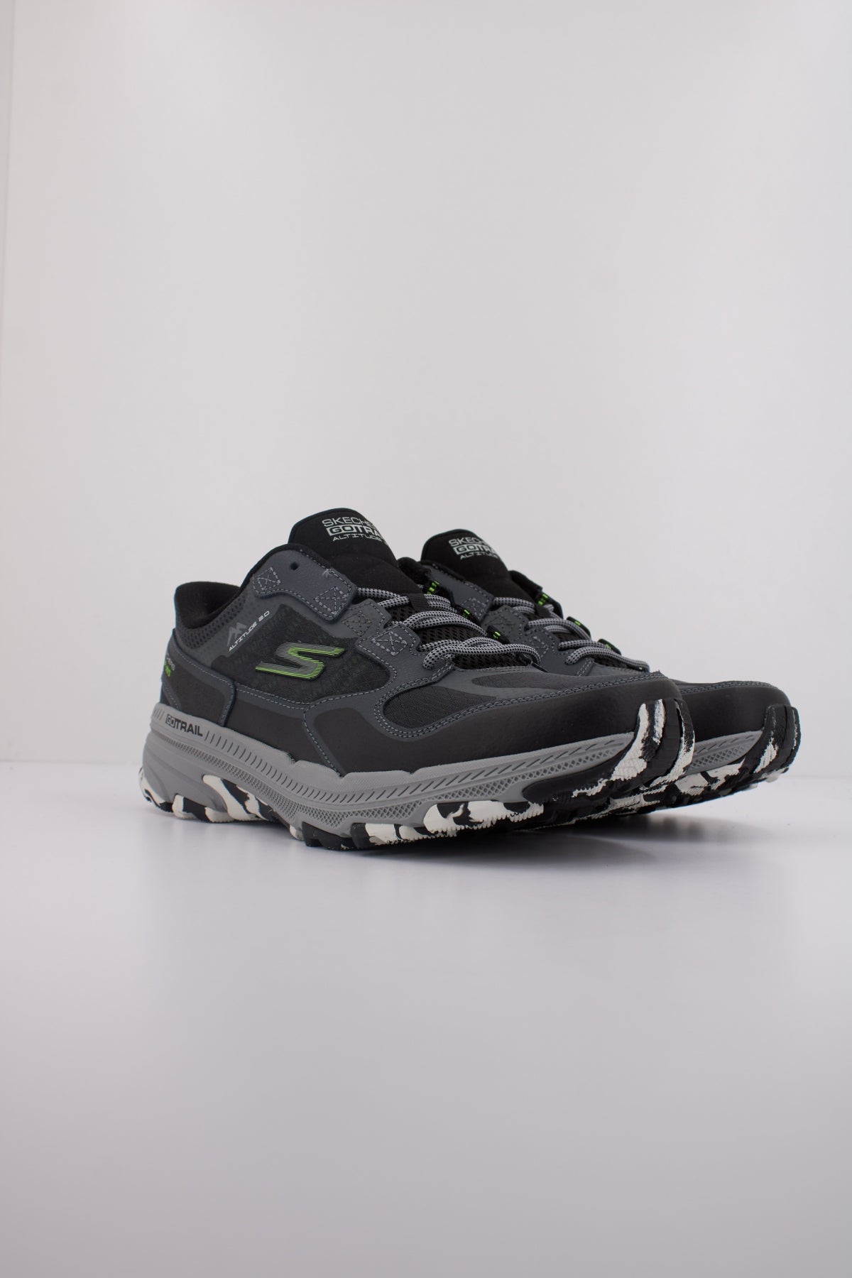SKECHERS GO RUN TRAIL . en color GRIS (2)