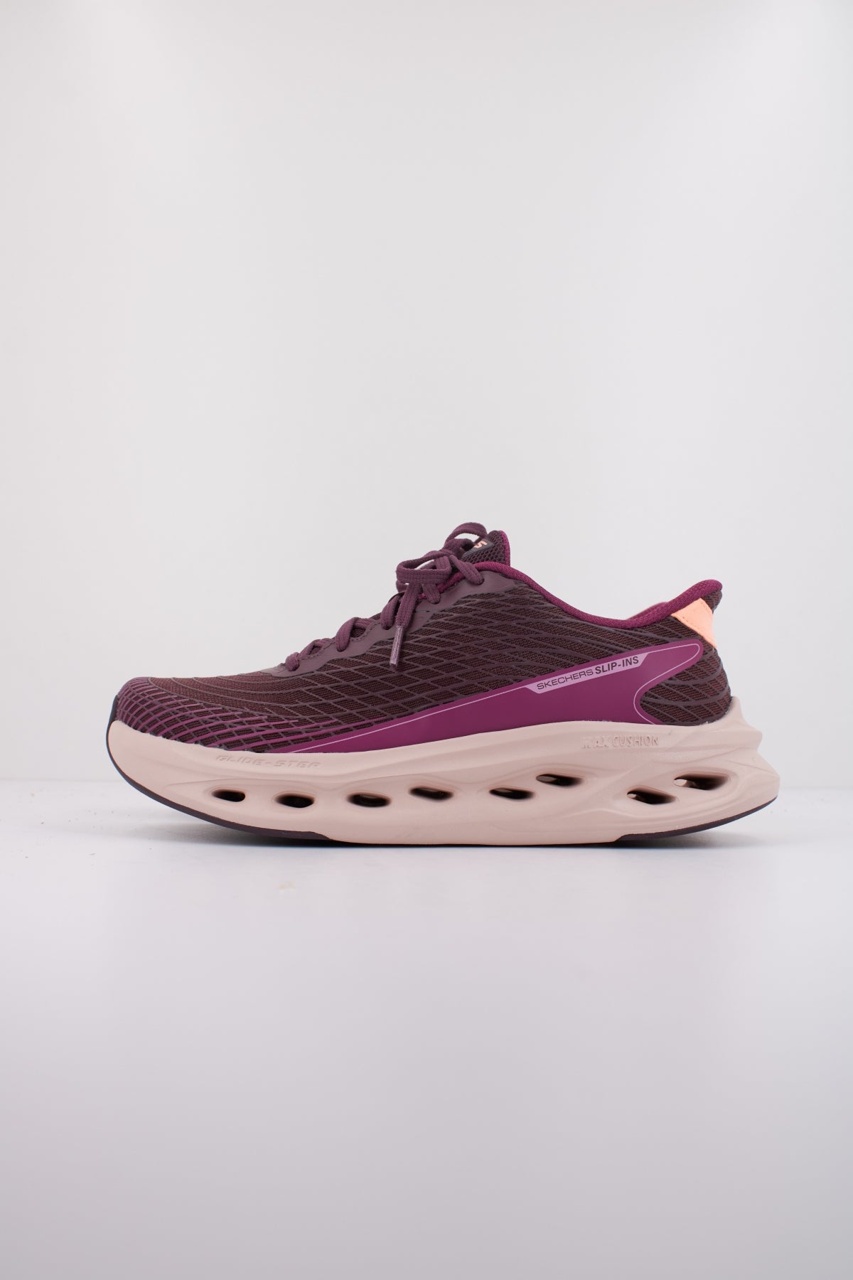SKECHERS MAX CUSHIONING GLIDE STEP en color BURDEOS (1)