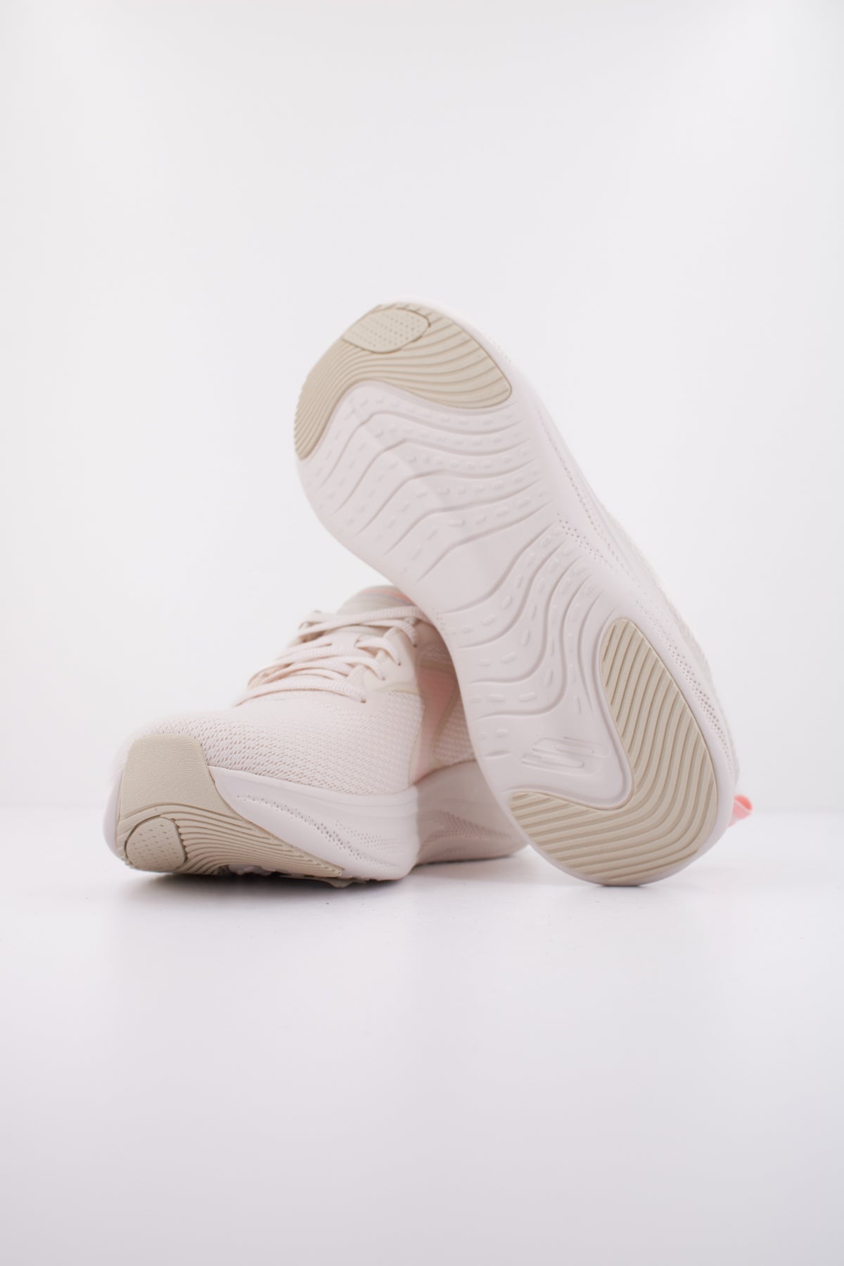 SKECHERS CLOUDE en color BLANCO (5)