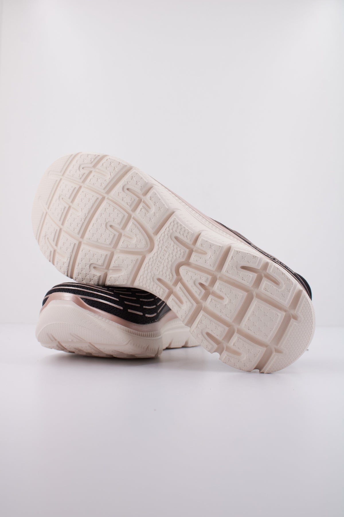 SKECHERS PLUS SOFT LUSTER en color NEGRO (5)
