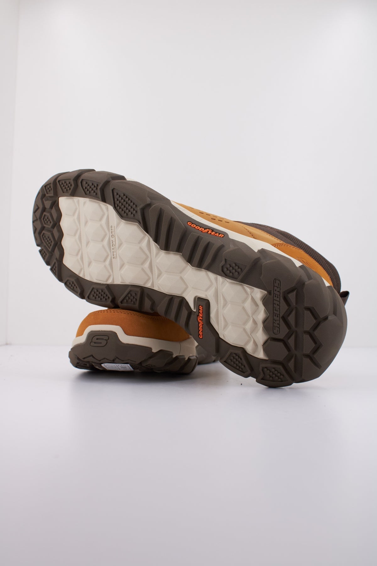 SKECHERS SANTORO-HOPKINS en color MARRON (5)