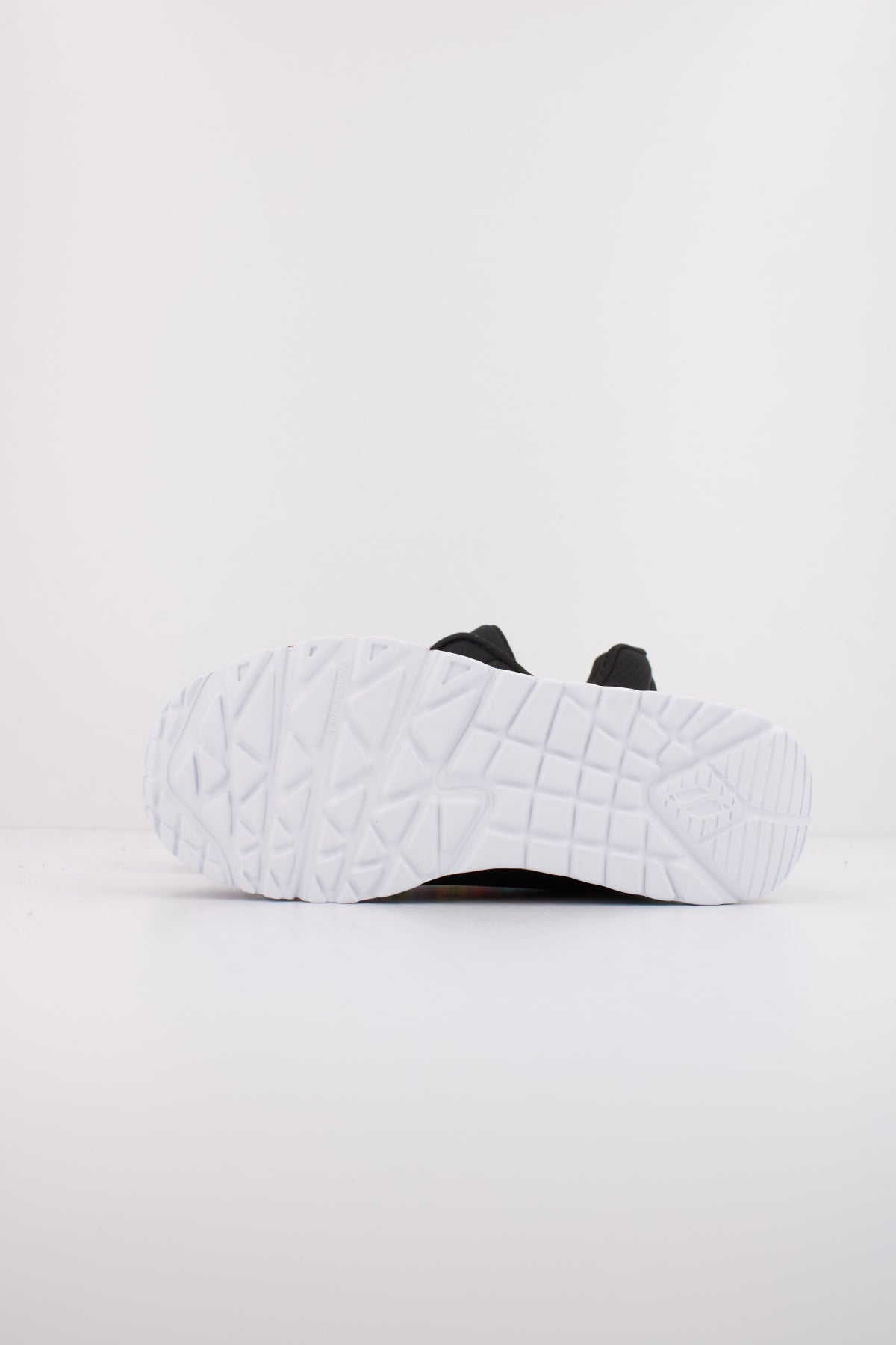 SKECHERS UNO LITESUBTLE LOVE en color NEGRO  (5)