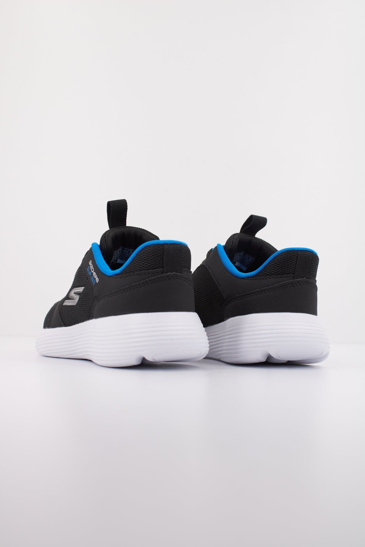 SKECHERS RUN V TURBO BRISK en color NEGRO (4)