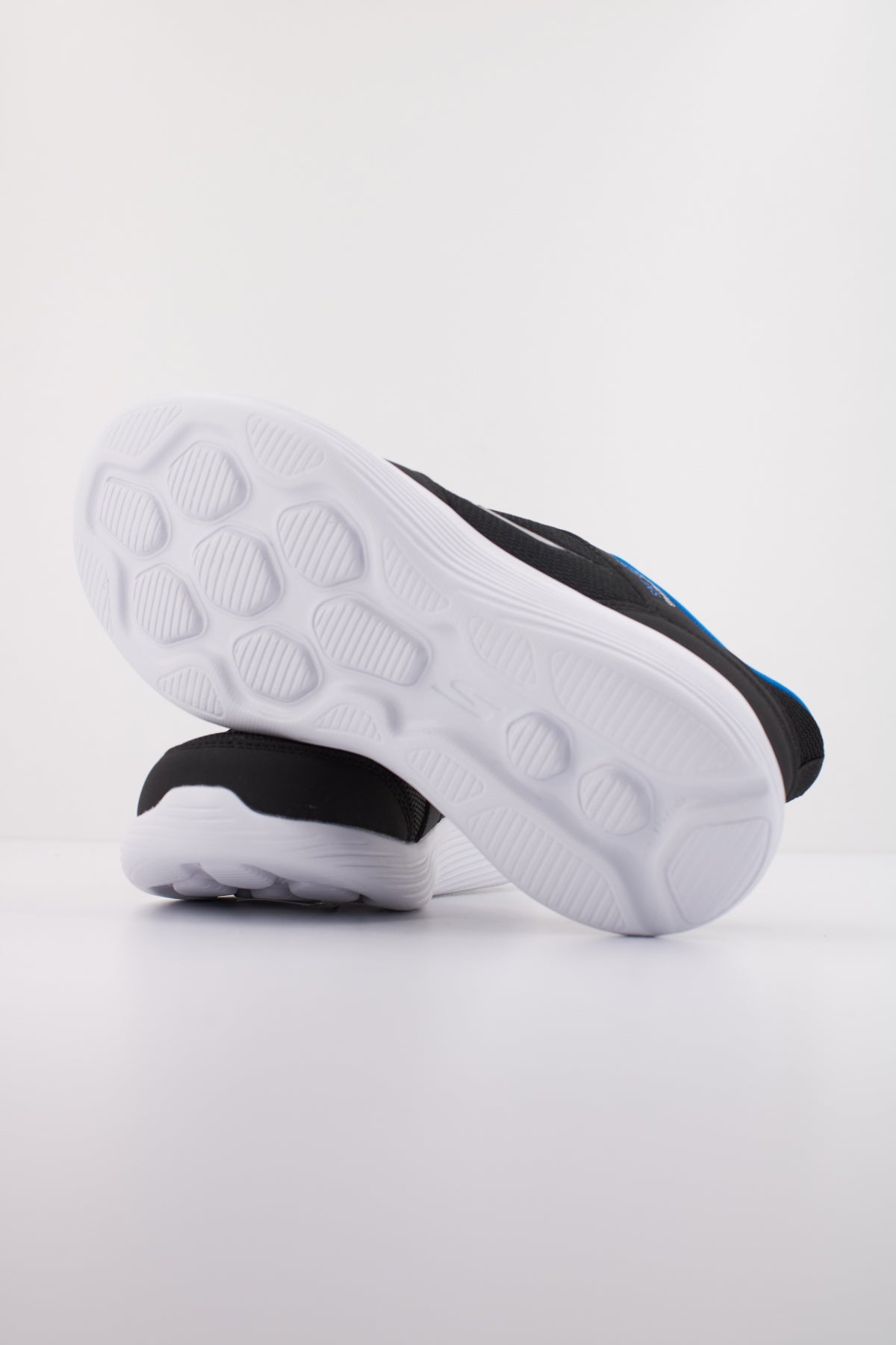 SKECHERS RUN V TURBO BRISK en color NEGRO (5)