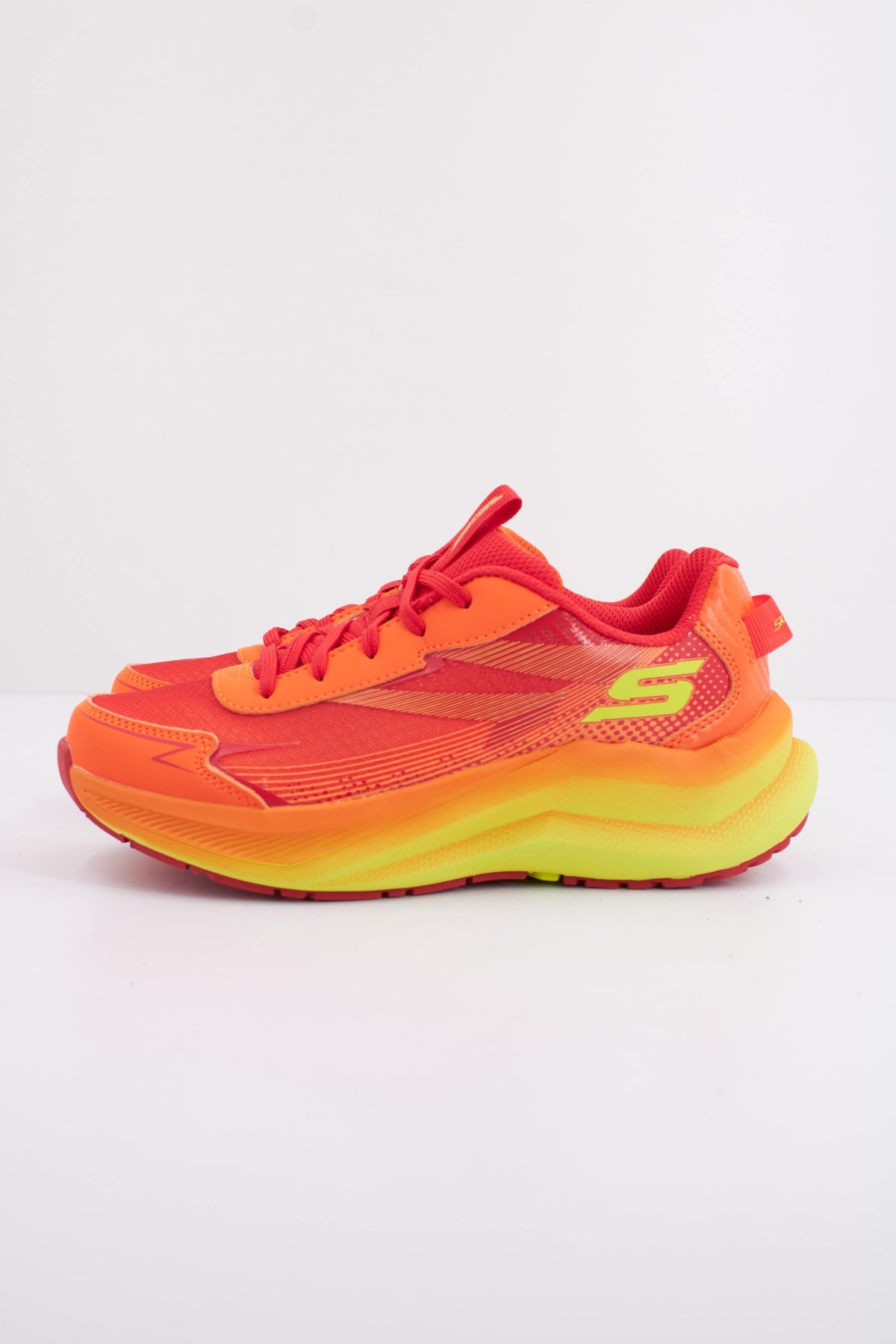 SKECHERS MAX CUSHIONING ASCENDER en color NARANJA (1)