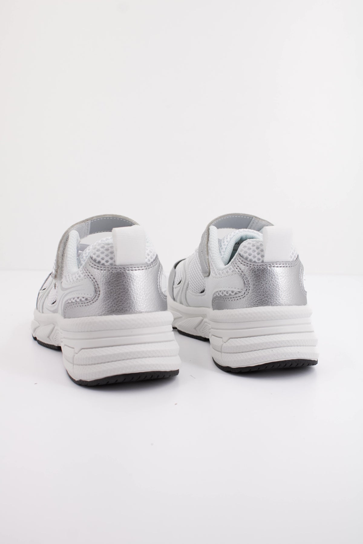 SKECHERS RETRO GRAPH en color BLANCO (4)