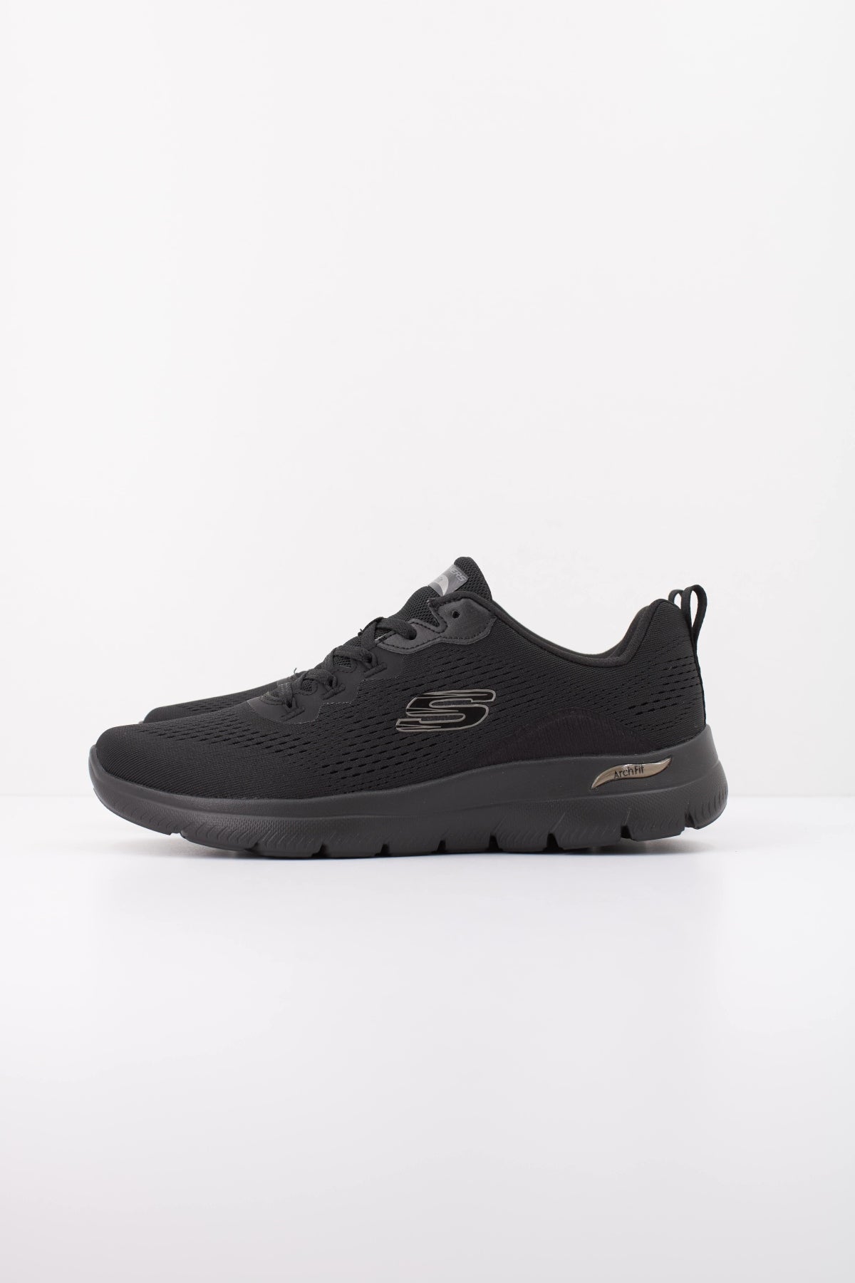 SKECHERS S ARCH FIT SUMMITS DAILY FLOW en color NEGRO (1)