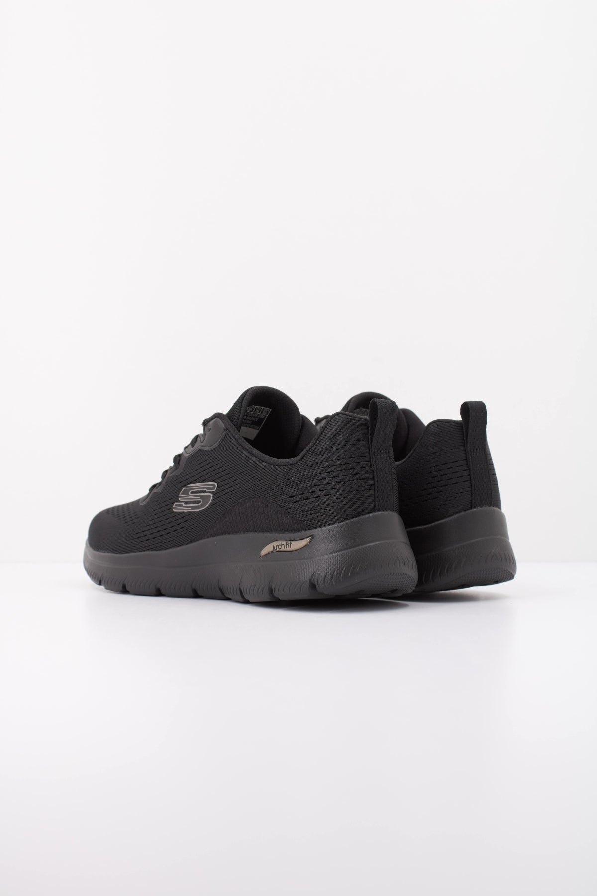 SKECHERS S ARCH FIT SUMMITS DAILY FLOW en color NEGRO (4)