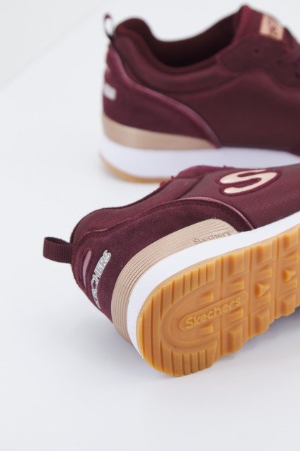 SKECHERS RETROS-OG -GOLDN GURL en color BURDEOS (4)