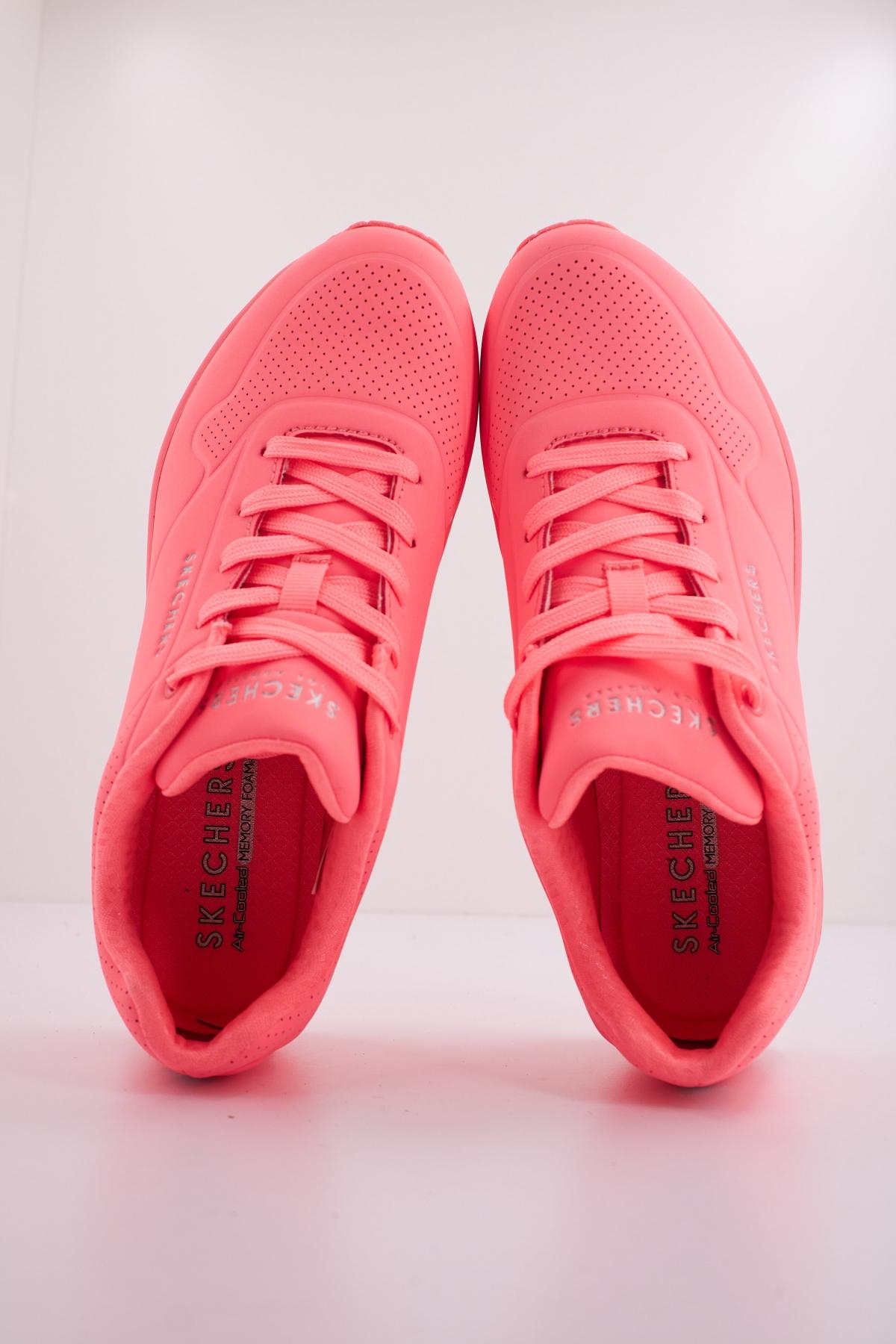 SKECHERS UNO STAND ON AIR en color ROSA (3)