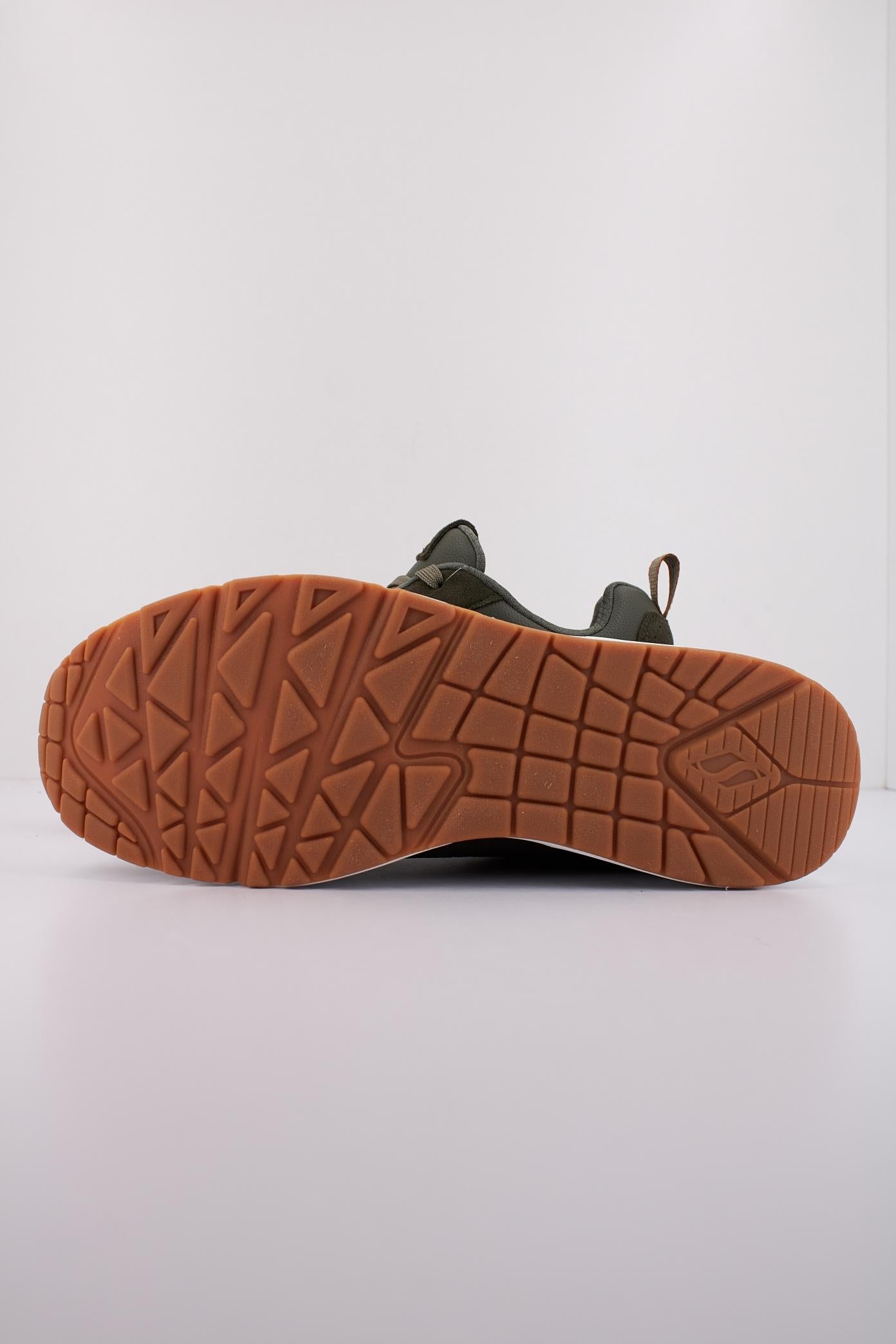 SKECHERS UNO - STACRE en color VERDE (5)