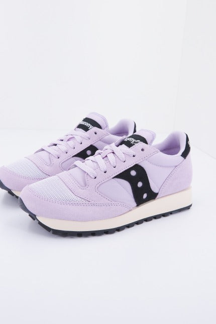 SAUCONY JAZZ VINTAGE SUEDE LOGO en color ROSA (1)